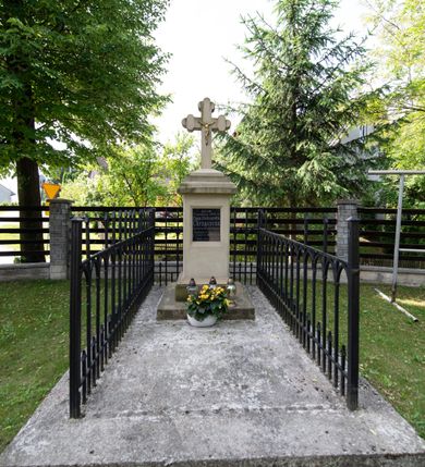 Zdjęcie nr 2: Kościół św. Andrzeja w Graboszycach usytuowany jest w centrum wsi, na wysokim wzniesieniu, przy bocznej drodze odchodzącej na zachód od drogi Wadowice-Zator. Plac kościelny otoczony jest drewnianym płotem na betonowej podmurówce i z murowanymi słupkami. W jego północno-wschodnim narożniku stoi drewniany krzyż. Po stronie południowej w miejscu dawnego cmentarza nagrobek dziedziców Graboszyc Aleksandra Chrząszcza (zm. 1868) i Emanuela Chrząszcza (zm. 1871). Na plac prowadzi wejście z dostępem schodami od strony zachodniej oraz drugie przez szeroką bramę od strony wschodnio-północnej. 

Kościół jest orientowany, konstrukcji zrębowej z wieżą na słup. Prezbiterium na planie prostokątnym, przy nim od północy piętrowa zakrystia. Nawa szersza kwadratowa z kruchtą od południa, od zachodu głęboka, prostokątna kruchta. Prezbiterium od nawy oddzielone ścianą arkady tęczowej, zamkniętą półkoliście z krucyfiksem na belce tęczowej. Chór muzyczny drewniany, wsparty na dwóch kolumnach z częścią środkową wysuniętą do przodu. Wewnątrz stropy, w prezbiterium ze skośnym szalowaniem po bokach, w nawie z zaskrzynieniami. Otwory okienne prostokątne, zamknięte łukiem odcinkowym, ulokowane od strony północnej oraz południowej. Wejście główne do świątyni prowadzi od strony zachodniej, a także od wschodu przez zakrystię i małą kruchtę od południa. 

W elewacji zewnętrznej kościoła wyróżnia się przysadzista czworoboczna wieża o ścianach pochyłych, pobitych gontem z nadwieszoną izbicą, nad izbicą nadbudowane później czworoboczne pięterko, hełm cebulasty z latarnią. Wokół kościoła kamienna podmurówka z nieregularnych płyt. Szalunek pionowy z listwowaniem. Prezbiterium niższe od nawy. Dachy, ściany i hełmy wieży oraz hełm wieżyczki na sygnaturkę gontowe. Dachy siodłowe, nad prezbiterium i zakrystią wspólne. 
