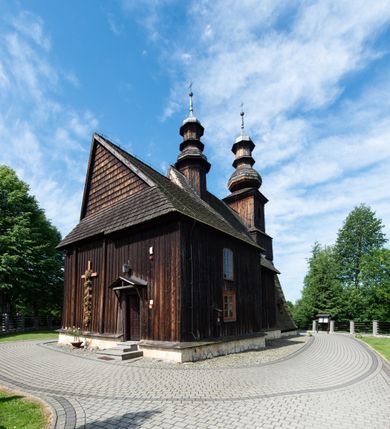 Zdjęcie nr 18: Kościół św. Andrzeja w Graboszycach usytuowany jest w centrum wsi, na wysokim wzniesieniu, przy bocznej drodze odchodzącej na zachód od drogi Wadowice-Zator. Plac kościelny otoczony jest drewnianym płotem na betonowej podmurówce i z murowanymi słupkami. W jego północno-wschodnim narożniku stoi drewniany krzyż. Po stronie południowej w miejscu dawnego cmentarza nagrobek dziedziców Graboszyc Aleksandra Chrząszcza (zm. 1868) i Emanuela Chrząszcza (zm. 1871). Na plac prowadzi wejście z dostępem schodami od strony zachodniej oraz drugie przez szeroką bramę od strony wschodnio-północnej. 

Kościół jest orientowany, konstrukcji zrębowej z wieżą na słup. Prezbiterium na planie prostokątnym, przy nim od północy piętrowa zakrystia. Nawa szersza kwadratowa z kruchtą od południa, od zachodu głęboka, prostokątna kruchta. Prezbiterium od nawy oddzielone ścianą arkady tęczowej, zamkniętą półkoliście z krucyfiksem na belce tęczowej. Chór muzyczny drewniany, wsparty na dwóch kolumnach z częścią środkową wysuniętą do przodu. Wewnątrz stropy, w prezbiterium ze skośnym szalowaniem po bokach, w nawie z zaskrzynieniami. Otwory okienne prostokątne, zamknięte łukiem odcinkowym, ulokowane od strony północnej oraz południowej. Wejście główne do świątyni prowadzi od strony zachodniej, a także od wschodu przez zakrystię i małą kruchtę od południa. 

W elewacji zewnętrznej kościoła wyróżnia się przysadzista czworoboczna wieża o ścianach pochyłych, pobitych gontem z nadwieszoną izbicą, nad izbicą nadbudowane później czworoboczne pięterko, hełm cebulasty z latarnią. Wokół kościoła kamienna podmurówka z nieregularnych płyt. Szalunek pionowy z listwowaniem. Prezbiterium niższe od nawy. Dachy, ściany i hełmy wieży oraz hełm wieżyczki na sygnaturkę gontowe. Dachy siodłowe, nad prezbiterium i zakrystią wspólne. 
