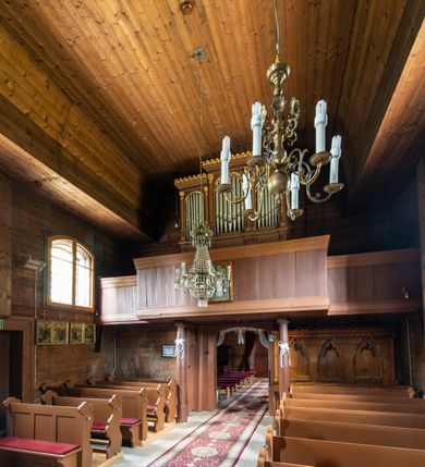 Zdjęcie nr 14: Kościół św. Andrzeja w Graboszycach usytuowany jest w centrum wsi, na wysokim wzniesieniu, przy bocznej drodze odchodzącej na zachód od drogi Wadowice-Zator. Plac kościelny otoczony jest drewnianym płotem na betonowej podmurówce i z murowanymi słupkami. W jego północno-wschodnim narożniku stoi drewniany krzyż. Po stronie południowej w miejscu dawnego cmentarza nagrobek dziedziców Graboszyc Aleksandra Chrząszcza (zm. 1868) i Emanuela Chrząszcza (zm. 1871). Na plac prowadzi wejście z dostępem schodami od strony zachodniej oraz drugie przez szeroką bramę od strony wschodnio-północnej. 

Kościół jest orientowany, konstrukcji zrębowej z wieżą na słup. Prezbiterium na planie prostokątnym, przy nim od północy piętrowa zakrystia. Nawa szersza kwadratowa z kruchtą od południa, od zachodu głęboka, prostokątna kruchta. Prezbiterium od nawy oddzielone ścianą arkady tęczowej, zamkniętą półkoliście z krucyfiksem na belce tęczowej. Chór muzyczny drewniany, wsparty na dwóch kolumnach z częścią środkową wysuniętą do przodu. Wewnątrz stropy, w prezbiterium ze skośnym szalowaniem po bokach, w nawie z zaskrzynieniami. Otwory okienne prostokątne, zamknięte łukiem odcinkowym, ulokowane od strony północnej oraz południowej. Wejście główne do świątyni prowadzi od strony zachodniej, a także od wschodu przez zakrystię i małą kruchtę od południa. 

W elewacji zewnętrznej kościoła wyróżnia się przysadzista czworoboczna wieża o ścianach pochyłych, pobitych gontem z nadwieszoną izbicą, nad izbicą nadbudowane później czworoboczne pięterko, hełm cebulasty z latarnią. Wokół kościoła kamienna podmurówka z nieregularnych płyt. Szalunek pionowy z listwowaniem. Prezbiterium niższe od nawy. Dachy, ściany i hełmy wieży oraz hełm wieżyczki na sygnaturkę gontowe. Dachy siodłowe, nad prezbiterium i zakrystią wspólne. 
