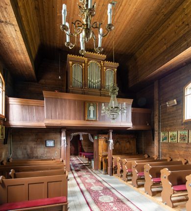 Zdjęcie nr 15: Kościół św. Andrzeja w Graboszycach usytuowany jest w centrum wsi, na wysokim wzniesieniu, przy bocznej drodze odchodzącej na zachód od drogi Wadowice-Zator. Plac kościelny otoczony jest drewnianym płotem na betonowej podmurówce i z murowanymi słupkami. W jego północno-wschodnim narożniku stoi drewniany krzyż. Po stronie południowej w miejscu dawnego cmentarza nagrobek dziedziców Graboszyc Aleksandra Chrząszcza (zm. 1868) i Emanuela Chrząszcza (zm. 1871). Na plac prowadzi wejście z dostępem schodami od strony zachodniej oraz drugie przez szeroką bramę od strony wschodnio-północnej. 

Kościół jest orientowany, konstrukcji zrębowej z wieżą na słup. Prezbiterium na planie prostokątnym, przy nim od północy piętrowa zakrystia. Nawa szersza kwadratowa z kruchtą od południa, od zachodu głęboka, prostokątna kruchta. Prezbiterium od nawy oddzielone ścianą arkady tęczowej, zamkniętą półkoliście z krucyfiksem na belce tęczowej. Chór muzyczny drewniany, wsparty na dwóch kolumnach z częścią środkową wysuniętą do przodu. Wewnątrz stropy, w prezbiterium ze skośnym szalowaniem po bokach, w nawie z zaskrzynieniami. Otwory okienne prostokątne, zamknięte łukiem odcinkowym, ulokowane od strony północnej oraz południowej. Wejście główne do świątyni prowadzi od strony zachodniej, a także od wschodu przez zakrystię i małą kruchtę od południa. 

W elewacji zewnętrznej kościoła wyróżnia się przysadzista czworoboczna wieża o ścianach pochyłych, pobitych gontem z nadwieszoną izbicą, nad izbicą nadbudowane później czworoboczne pięterko, hełm cebulasty z latarnią. Wokół kościoła kamienna podmurówka z nieregularnych płyt. Szalunek pionowy z listwowaniem. Prezbiterium niższe od nawy. Dachy, ściany i hełmy wieży oraz hełm wieżyczki na sygnaturkę gontowe. Dachy siodłowe, nad prezbiterium i zakrystią wspólne. 
