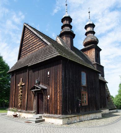 Zdjęcie nr 1: Kościół św. Andrzeja w Graboszycach usytuowany jest w centrum wsi, na wysokim wzniesieniu, przy bocznej drodze odchodzącej na zachód od drogi Wadowice-Zator. Plac kościelny otoczony jest drewnianym płotem na betonowej podmurówce i z murowanymi słupkami. W jego północno-wschodnim narożniku stoi drewniany krzyż. Po stronie południowej w miejscu dawnego cmentarza nagrobek dziedziców Graboszyc Aleksandra Chrząszcza (zm. 1868) i Emanuela Chrząszcza (zm. 1871). Na plac prowadzi wejście z dostępem schodami od strony zachodniej oraz drugie przez szeroką bramę od strony wschodnio-północnej. 

Kościół jest orientowany, konstrukcji zrębowej z wieżą na słup. Prezbiterium na planie prostokątnym, przy nim od północy piętrowa zakrystia. Nawa szersza kwadratowa z kruchtą od południa, od zachodu głęboka, prostokątna kruchta. Prezbiterium od nawy oddzielone ścianą arkady tęczowej, zamkniętą półkoliście z krucyfiksem na belce tęczowej. Chór muzyczny drewniany, wsparty na dwóch kolumnach z częścią środkową wysuniętą do przodu. Wewnątrz stropy, w prezbiterium ze skośnym szalowaniem po bokach, w nawie z zaskrzynieniami. Otwory okienne prostokątne, zamknięte łukiem odcinkowym, ulokowane od strony północnej oraz południowej. Wejście główne do świątyni prowadzi od strony zachodniej, a także od wschodu przez zakrystię i małą kruchtę od południa. 

W elewacji zewnętrznej kościoła wyróżnia się przysadzista czworoboczna wieża o ścianach pochyłych, pobitych gontem z nadwieszoną izbicą, nad izbicą nadbudowane później czworoboczne pięterko, hełm cebulasty z latarnią. Wokół kościoła kamienna podmurówka z nieregularnych płyt. Szalunek pionowy z listwowaniem. Prezbiterium niższe od nawy. Dachy, ściany i hełmy wieży oraz hełm wieżyczki na sygnaturkę gontowe. Dachy siodłowe, nad prezbiterium i zakrystią wspólne. 
