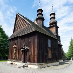 Zdjęcie nr 1: Kościół św. Andrzeja w Graboszycach usytuowany jest w centrum wsi, na wysokim wzniesieniu, przy bocznej drodze odchodzącej na zachód od drogi Wadowice-Zator. Plac kościelny otoczony jest drewnianym płotem na betonowej podmurówce i z murowanymi słupkami. W jego północno-wschodnim narożniku stoi drewniany krzyż. Po stronie południowej w miejscu dawnego cmentarza nagrobek dziedziców Graboszyc Aleksandra Chrząszcza (zm. 1868) i Emanuela Chrząszcza (zm. 1871). Na plac prowadzi wejście z dostępem schodami od strony zachodniej oraz drugie przez szeroką bramę od strony wschodnio-północnej. 

Kościół jest orientowany, konstrukcji zrębowej z wieżą na słup. Prezbiterium na planie prostokątnym, przy nim od północy piętrowa zakrystia. Nawa szersza kwadratowa z kruchtą od południa, od zachodu głęboka, prostokątna kruchta. Prezbiterium od nawy oddzielone ścianą arkady tęczowej, zamkniętą półkoliście z krucyfiksem na belce tęczowej. Chór muzyczny drewniany, wsparty na dwóch kolumnach z częścią środkową wysuniętą do przodu. Wewnątrz stropy, w prezbiterium ze skośnym szalowaniem po bokach, w nawie z zaskrzynieniami. Otwory okienne prostokątne, zamknięte łukiem odcinkowym, ulokowane od strony północnej oraz południowej. Wejście główne do świątyni prowadzi od strony zachodniej, a także od wschodu przez zakrystię i małą kruchtę od południa. 

W elewacji zewnętrznej kościoła wyróżnia się przysadzista czworoboczna wieża o ścianach pochyłych, pobitych gontem z nadwieszoną izbicą, nad izbicą nadbudowane później czworoboczne pięterko, hełm cebulasty z latarnią. Wokół kościoła kamienna podmurówka z nieregularnych płyt. Szalunek pionowy z listwowaniem. Prezbiterium niższe od nawy. Dachy, ściany i hełmy wieży oraz hełm wieżyczki na sygnaturkę gontowe. Dachy siodłowe, nad prezbiterium i zakrystią wspólne. 
