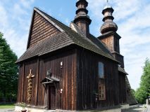 Zdjęcie nr 1: Kościół św. Andrzeja w Graboszycach usytuowany jest w centrum wsi, na wysokim wzniesieniu, przy bocznej drodze odchodzącej na zachód od drogi Wadowice-Zator. Plac kościelny otoczony jest drewnianym płotem na betonowej podmurówce i z murowanymi słupkami. W jego północno-wschodnim narożniku stoi drewniany krzyż. Po stronie południowej w miejscu dawnego cmentarza nagrobek dziedziców Graboszyc Aleksandra Chrząszcza (zm. 1868) i Emanuela Chrząszcza (zm. 1871). Na plac prowadzi wejście z dostępem schodami od strony zachodniej oraz drugie przez szeroką bramę od strony wschodnio-północnej. 

Kościół jest orientowany, konstrukcji zrębowej z wieżą na słup. Prezbiterium na planie prostokątnym, przy nim od północy piętrowa zakrystia. Nawa szersza kwadratowa z kruchtą od południa, od zachodu głęboka, prostokątna kruchta. Prezbiterium od nawy oddzielone ścianą arkady tęczowej, zamkniętą półkoliście z krucyfiksem na belce tęczowej. Chór muzyczny drewniany, wsparty na dwóch kolumnach z częścią środkową wysuniętą do przodu. Wewnątrz stropy, w prezbiterium ze skośnym szalowaniem po bokach, w nawie z zaskrzynieniami. Otwory okienne prostokątne, zamknięte łukiem odcinkowym, ulokowane od strony północnej oraz południowej. Wejście główne do świątyni prowadzi od strony zachodniej, a także od wschodu przez zakrystię i małą kruchtę od południa. 

W elewacji zewnętrznej kościoła wyróżnia się przysadzista czworoboczna wieża o ścianach pochyłych, pobitych gontem z nadwieszoną izbicą, nad izbicą nadbudowane później czworoboczne pięterko, hełm cebulasty z latarnią. Wokół kościoła kamienna podmurówka z nieregularnych płyt. Szalunek pionowy z listwowaniem. Prezbiterium niższe od nawy. Dachy, ściany i hełmy wieży oraz hełm wieżyczki na sygnaturkę gontowe. Dachy siodłowe, nad prezbiterium i zakrystią wspólne. 
