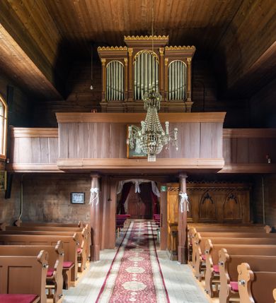 Zdjęcie nr 13: Kościół św. Andrzeja w Graboszycach usytuowany jest w centrum wsi, na wysokim wzniesieniu, przy bocznej drodze odchodzącej na zachód od drogi Wadowice-Zator. Plac kościelny otoczony jest drewnianym płotem na betonowej podmurówce i z murowanymi słupkami. W jego północno-wschodnim narożniku stoi drewniany krzyż. Po stronie południowej w miejscu dawnego cmentarza nagrobek dziedziców Graboszyc Aleksandra Chrząszcza (zm. 1868) i Emanuela Chrząszcza (zm. 1871). Na plac prowadzi wejście z dostępem schodami od strony zachodniej oraz drugie przez szeroką bramę od strony wschodnio-północnej. 

Kościół jest orientowany, konstrukcji zrębowej z wieżą na słup. Prezbiterium na planie prostokątnym, przy nim od północy piętrowa zakrystia. Nawa szersza kwadratowa z kruchtą od południa, od zachodu głęboka, prostokątna kruchta. Prezbiterium od nawy oddzielone ścianą arkady tęczowej, zamkniętą półkoliście z krucyfiksem na belce tęczowej. Chór muzyczny drewniany, wsparty na dwóch kolumnach z częścią środkową wysuniętą do przodu. Wewnątrz stropy, w prezbiterium ze skośnym szalowaniem po bokach, w nawie z zaskrzynieniami. Otwory okienne prostokątne, zamknięte łukiem odcinkowym, ulokowane od strony północnej oraz południowej. Wejście główne do świątyni prowadzi od strony zachodniej, a także od wschodu przez zakrystię i małą kruchtę od południa. 

W elewacji zewnętrznej kościoła wyróżnia się przysadzista czworoboczna wieża o ścianach pochyłych, pobitych gontem z nadwieszoną izbicą, nad izbicą nadbudowane później czworoboczne pięterko, hełm cebulasty z latarnią. Wokół kościoła kamienna podmurówka z nieregularnych płyt. Szalunek pionowy z listwowaniem. Prezbiterium niższe od nawy. Dachy, ściany i hełmy wieży oraz hełm wieżyczki na sygnaturkę gontowe. Dachy siodłowe, nad prezbiterium i zakrystią wspólne. 
