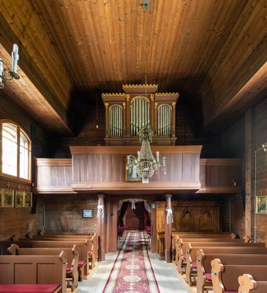 Zdjęcie nr 12: Kościół św. Andrzeja w Graboszycach usytuowany jest w centrum wsi, na wysokim wzniesieniu, przy bocznej drodze odchodzącej na zachód od drogi Wadowice-Zator. Plac kościelny otoczony jest drewnianym płotem na betonowej podmurówce i z murowanymi słupkami. W jego północno-wschodnim narożniku stoi drewniany krzyż. Po stronie południowej w miejscu dawnego cmentarza nagrobek dziedziców Graboszyc Aleksandra Chrząszcza (zm. 1868) i Emanuela Chrząszcza (zm. 1871). Na plac prowadzi wejście z dostępem schodami od strony zachodniej oraz drugie przez szeroką bramę od strony wschodnio-północnej. 

Kościół jest orientowany, konstrukcji zrębowej z wieżą na słup. Prezbiterium na planie prostokątnym, przy nim od północy piętrowa zakrystia. Nawa szersza kwadratowa z kruchtą od południa, od zachodu głęboka, prostokątna kruchta. Prezbiterium od nawy oddzielone ścianą arkady tęczowej, zamkniętą półkoliście z krucyfiksem na belce tęczowej. Chór muzyczny drewniany, wsparty na dwóch kolumnach z częścią środkową wysuniętą do przodu. Wewnątrz stropy, w prezbiterium ze skośnym szalowaniem po bokach, w nawie z zaskrzynieniami. Otwory okienne prostokątne, zamknięte łukiem odcinkowym, ulokowane od strony północnej oraz południowej. Wejście główne do świątyni prowadzi od strony zachodniej, a także od wschodu przez zakrystię i małą kruchtę od południa. 

W elewacji zewnętrznej kościoła wyróżnia się przysadzista czworoboczna wieża o ścianach pochyłych, pobitych gontem z nadwieszoną izbicą, nad izbicą nadbudowane później czworoboczne pięterko, hełm cebulasty z latarnią. Wokół kościoła kamienna podmurówka z nieregularnych płyt. Szalunek pionowy z listwowaniem. Prezbiterium niższe od nawy. Dachy, ściany i hełmy wieży oraz hełm wieżyczki na sygnaturkę gontowe. Dachy siodłowe, nad prezbiterium i zakrystią wspólne. 
