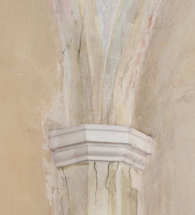 Zdjęcie nr 27: Kościół pw. Opieki Matki Boskiej w Kamieniu usytuowany jest na niewielkiej, wydzielonej ogrodzeniem działce usytuowanej na południe od głównej drogi wiodącej przez miejscowość. Kamieński kościół to budowla murowana z kamienia i cegły, orientowana, jednonawowa z nawą na rzucie prostokąta opiętą dziesięcioma trójuskokowymi przyporami oraz nieco węższym i półokrągło zamkniętym prezbiterium. Od strony północnej do prezbiterium przylega zakrystia na planie prostokąta. Do północno-zachodniej części nawy dostawiona jest niewielka, prostokątna kruchta. Wnętrze świątyni sklepiono sklepieniem kolebkowym z lunetami. Nawę i prezbiterium nakrywają dachy dwuspadowe, natomiast wieżę dach ostrosłupowy o czterech połaciach zwieńczony niewielkim krzyżem. Pierwotnie świątynia przekryta była dachem z czerwonej dachówki, którą w 1985 roku wymieniono na obecne pokrycie z ocynkowanej blachy. Więźbę dachową o konstrukcji płatwiowo-kleszczowej z krzyżującymi się stolcami wykonano z drewna sosnowego. Do wnętrza świątyni prowadzą trzy wejścia – główne z kruchtą od strony zachodniej, boczne również z kruchtą, z której wychodzi się na chór muzyczny i wieżę od strony północnej oraz wejście przez zakrystię. Do wejścia głównego prowadziły masywne, betonowe schody na rzucie półokręgu wylane w 1928 roku, które w 1981 roku zostały zastąpione obecnymi schodami na rzucie prostokąta. W trójosiowej i trójkondygnacyjnej fasadzie świątyni zaakcentowana wysunięciem do przodu jest oś środkowa przechodząca w górnej części w czworoboczną wieżę. W jej pierwszej kondygnacji mieści się zadaszony, opracowany w cegle, neobarokowy portal główny. Wieńczy go gzyms o kształcie łuku kotarowego, na szczycie którego znajduje się krzyż. W portalu umieszczone są dwuskrzydłowe, drewniane drzwi zamknięte łukiem półokrągłym. Ponad otworem wejściowym, w osi portalu znajduje się przeszklona rozeta. W kondygnacjach drugiej i trzeciej omawianej osi środkowej fasady mieszczą się półkoliście zamknięte okna. W osiach skrajnych nieregularnie rozmieszczono niewielkie, prostokątne okna, w kondygnacji pierwszej zamknięte półkoliście. Elewacje boczne świątyni są czteroosiowe i jednokondygnacyjne, z wyjątkiem trzykondygnacyjnej osi pierwszej, w której od strony północnej mieści się prostokątna kruchta, ponad którą rozmieszczono dwa półokrągło zamknięte okna, po jednym w kondygnacji drugiej i trzeciej. Od strony południowej we wszystkich kondygnacjach mieszczą się półokrągłe okna. Elewacje boczne nawy artykułowane są przyporami, pomiędzy którymi znajdują się okna zamknięte łukiem półokrągłym. W prezbiterium od strony wschodniej mieszczą się dwa półokrągłe okna.