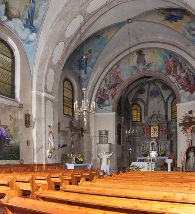 Zdjęcie nr 15: Kościół pw. Opieki Matki Boskiej w Kamieniu usytuowany jest na niewielkiej, wydzielonej ogrodzeniem działce usytuowanej na południe od głównej drogi wiodącej przez miejscowość. Kamieński kościół to budowla murowana z kamienia i cegły, orientowana, jednonawowa z nawą na rzucie prostokąta opiętą dziesięcioma trójuskokowymi przyporami oraz nieco węższym i półokrągło zamkniętym prezbiterium. Od strony północnej do prezbiterium przylega zakrystia na planie prostokąta. Do północno-zachodniej części nawy dostawiona jest niewielka, prostokątna kruchta. Wnętrze świątyni sklepiono sklepieniem kolebkowym z lunetami. Nawę i prezbiterium nakrywają dachy dwuspadowe, natomiast wieżę dach ostrosłupowy o czterech połaciach zwieńczony niewielkim krzyżem. Pierwotnie świątynia przekryta była dachem z czerwonej dachówki, którą w 1985 roku wymieniono na obecne pokrycie z ocynkowanej blachy. Więźbę dachową o konstrukcji płatwiowo-kleszczowej z krzyżującymi się stolcami wykonano z drewna sosnowego. Do wnętrza świątyni prowadzą trzy wejścia – główne z kruchtą od strony zachodniej, boczne również z kruchtą, z której wychodzi się na chór muzyczny i wieżę od strony północnej oraz wejście przez zakrystię. Do wejścia głównego prowadziły masywne, betonowe schody na rzucie półokręgu wylane w 1928 roku, które w 1981 roku zostały zastąpione obecnymi schodami na rzucie prostokąta. W trójosiowej i trójkondygnacyjnej fasadzie świątyni zaakcentowana wysunięciem do przodu jest oś środkowa przechodząca w górnej części w czworoboczną wieżę. W jej pierwszej kondygnacji mieści się zadaszony, opracowany w cegle, neobarokowy portal główny. Wieńczy go gzyms o kształcie łuku kotarowego, na szczycie którego znajduje się krzyż. W portalu umieszczone są dwuskrzydłowe, drewniane drzwi zamknięte łukiem półokrągłym. Ponad otworem wejściowym, w osi portalu znajduje się przeszklona rozeta. W kondygnacjach drugiej i trzeciej omawianej osi środkowej fasady mieszczą się półkoliście zamknięte okna. W osiach skrajnych nieregularnie rozmieszczono niewielkie, prostokątne okna, w kondygnacji pierwszej zamknięte półkoliście. Elewacje boczne świątyni są czteroosiowe i jednokondygnacyjne, z wyjątkiem trzykondygnacyjnej osi pierwszej, w której od strony północnej mieści się prostokątna kruchta, ponad którą rozmieszczono dwa półokrągło zamknięte okna, po jednym w kondygnacji drugiej i trzeciej. Od strony południowej we wszystkich kondygnacjach mieszczą się półokrągłe okna. Elewacje boczne nawy artykułowane są przyporami, pomiędzy którymi znajdują się okna zamknięte łukiem półokrągłym. W prezbiterium od strony wschodniej mieszczą się dwa półokrągłe okna.