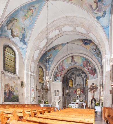 Zdjęcie nr 14: Kościół pw. Opieki Matki Boskiej w Kamieniu usytuowany jest na niewielkiej, wydzielonej ogrodzeniem działce usytuowanej na południe od głównej drogi wiodącej przez miejscowość. Kamieński kościół to budowla murowana z kamienia i cegły, orientowana, jednonawowa z nawą na rzucie prostokąta opiętą dziesięcioma trójuskokowymi przyporami oraz nieco węższym i półokrągło zamkniętym prezbiterium. Od strony północnej do prezbiterium przylega zakrystia na planie prostokąta. Do północno-zachodniej części nawy dostawiona jest niewielka, prostokątna kruchta. Wnętrze świątyni sklepiono sklepieniem kolebkowym z lunetami. Nawę i prezbiterium nakrywają dachy dwuspadowe, natomiast wieżę dach ostrosłupowy o czterech połaciach zwieńczony niewielkim krzyżem. Pierwotnie świątynia przekryta była dachem z czerwonej dachówki, którą w 1985 roku wymieniono na obecne pokrycie z ocynkowanej blachy. Więźbę dachową o konstrukcji płatwiowo-kleszczowej z krzyżującymi się stolcami wykonano z drewna sosnowego. Do wnętrza świątyni prowadzą trzy wejścia – główne z kruchtą od strony zachodniej, boczne również z kruchtą, z której wychodzi się na chór muzyczny i wieżę od strony północnej oraz wejście przez zakrystię. Do wejścia głównego prowadziły masywne, betonowe schody na rzucie półokręgu wylane w 1928 roku, które w 1981 roku zostały zastąpione obecnymi schodami na rzucie prostokąta. W trójosiowej i trójkondygnacyjnej fasadzie świątyni zaakcentowana wysunięciem do przodu jest oś środkowa przechodząca w górnej części w czworoboczną wieżę. W jej pierwszej kondygnacji mieści się zadaszony, opracowany w cegle, neobarokowy portal główny. Wieńczy go gzyms o kształcie łuku kotarowego, na szczycie którego znajduje się krzyż. W portalu umieszczone są dwuskrzydłowe, drewniane drzwi zamknięte łukiem półokrągłym. Ponad otworem wejściowym, w osi portalu znajduje się przeszklona rozeta. W kondygnacjach drugiej i trzeciej omawianej osi środkowej fasady mieszczą się półkoliście zamknięte okna. W osiach skrajnych nieregularnie rozmieszczono niewielkie, prostokątne okna, w kondygnacji pierwszej zamknięte półkoliście. Elewacje boczne świątyni są czteroosiowe i jednokondygnacyjne, z wyjątkiem trzykondygnacyjnej osi pierwszej, w której od strony północnej mieści się prostokątna kruchta, ponad którą rozmieszczono dwa półokrągło zamknięte okna, po jednym w kondygnacji drugiej i trzeciej. Od strony południowej we wszystkich kondygnacjach mieszczą się półokrągłe okna. Elewacje boczne nawy artykułowane są przyporami, pomiędzy którymi znajdują się okna zamknięte łukiem półokrągłym. W prezbiterium od strony wschodniej mieszczą się dwa półokrągłe okna.