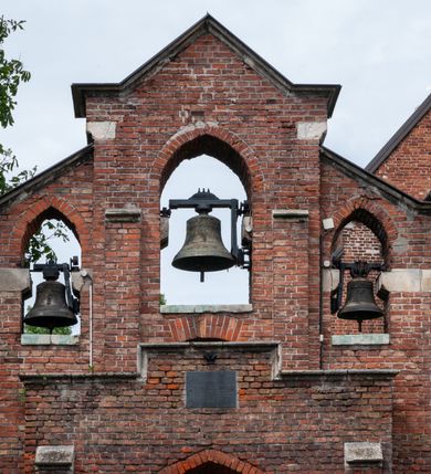 Zdjęcie nr 11: Kościół jest zlokalizowany na wzgórzu, w centrum wsi. Murowany z cegły, w wątku polskim, z zendrówką. Kościół jest orientowany, założony na planie prostokąta, jednonawowy, trójprzęsłowy, z dobudowanymi kruchtami od zachodu i południa. Prezbiterium oddzielone od nawy łukiem tęczowym, dwuprzęsłowe na planie prostokąta, zamknięte prostą ścianą, z dwukondygnacyjną przybudówką zakończoną trójbocznie. Nawa została przykryta sklepieniem sieciowym. Ściana południowa nawy przepruta trzema prostokątnymi oknami, zamkniętymi łukiem ostrym. Okna w nawie i prezbiterium dwudzielne, z sześcioma mniejszymi kwaterami. Przybudówka przy prezbiterium na parterze mieści zakrystię, a na piętrze składzik. Kruchta południowa sklepiona kolebką. Z kruchty do nawy prowadzi ostrołukowy, kamienny portal o dwóch archiwoltach. Kruchta zachodnia, obecnie kaplica św. Franciszka, sklepiona spłaszczoną, ukrytą kopułą na pendentywach. Ściana zachodnia kruchty przepruta dwoma ostrołukowymi oknami i ponad nimi okrągłym oknem. Od południa ostrołukowe wejście. Kościół o zróżnicowanej wysokości nawy i prezbiterium. Ściany opięte szkarpami. Na jednej trzeciej wysokości ścian oraz w zwieńczeniu nawy i prezbiterium profilowany gzyms. Od zachodu wklęsło-wypukły szczyt. Nawa, prezbiterium i dwie kruchty przykryte dachem dwuspadowym. Nad drugim przęsłem prezbiterium wieżyczka na sygnaturkę na planie ośmioboku, z profilowanym gzymsem i latarnią, zwieńczoną hełmem z kulą i krzyżem. Wejście do kościoła od południa i zachodu. Okna nawy i prezbiterium z kamiennym obramieniem. Nad wejściem do kruchty południowej formowany w cegle ostry łuk. Analogiczny łuk nad oknami w ścianie zachodniej i nad blendą w ścianie północnej. W przybudówce do prezbiterium dwie kondygnacje okien zamkniętych łukiem ostrym. W ścianie frontowej prostokątne wejście, a nad nim półkoliście zamknięta wnęka z grupą Ukrzyżowania. 


