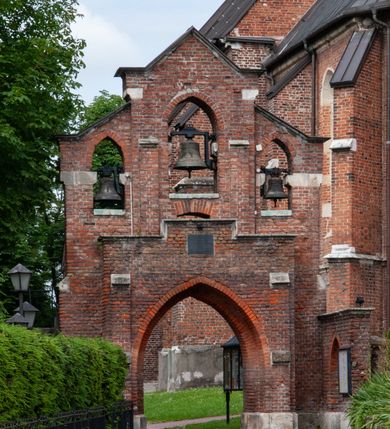 Zdjęcie nr 9: Kościół jest zlokalizowany na wzgórzu, w centrum wsi. Murowany z cegły, w wątku polskim, z zendrówką. Kościół jest orientowany, założony na planie prostokąta, jednonawowy, trójprzęsłowy, z dobudowanymi kruchtami od zachodu i południa. Prezbiterium oddzielone od nawy łukiem tęczowym, dwuprzęsłowe na planie prostokąta, zamknięte prostą ścianą, z dwukondygnacyjną przybudówką zakończoną trójbocznie. Nawa została przykryta sklepieniem sieciowym. Ściana południowa nawy przepruta trzema prostokątnymi oknami, zamkniętymi łukiem ostrym. Okna w nawie i prezbiterium dwudzielne, z sześcioma mniejszymi kwaterami. Przybudówka przy prezbiterium na parterze mieści zakrystię, a na piętrze składzik. Kruchta południowa sklepiona kolebką. Z kruchty do nawy prowadzi ostrołukowy, kamienny portal o dwóch archiwoltach. Kruchta zachodnia, obecnie kaplica św. Franciszka, sklepiona spłaszczoną, ukrytą kopułą na pendentywach. Ściana zachodnia kruchty przepruta dwoma ostrołukowymi oknami i ponad nimi okrągłym oknem. Od południa ostrołukowe wejście. Kościół o zróżnicowanej wysokości nawy i prezbiterium. Ściany opięte szkarpami. Na jednej trzeciej wysokości ścian oraz w zwieńczeniu nawy i prezbiterium profilowany gzyms. Od zachodu wklęsło-wypukły szczyt. Nawa, prezbiterium i dwie kruchty przykryte dachem dwuspadowym. Nad drugim przęsłem prezbiterium wieżyczka na sygnaturkę na planie ośmioboku, z profilowanym gzymsem i latarnią, zwieńczoną hełmem z kulą i krzyżem. Wejście do kościoła od południa i zachodu. Okna nawy i prezbiterium z kamiennym obramieniem. Nad wejściem do kruchty południowej formowany w cegle ostry łuk. Analogiczny łuk nad oknami w ścianie zachodniej i nad blendą w ścianie północnej. W przybudówce do prezbiterium dwie kondygnacje okien zamkniętych łukiem ostrym. W ścianie frontowej prostokątne wejście, a nad nim półkoliście zamknięta wnęka z grupą Ukrzyżowania. 


