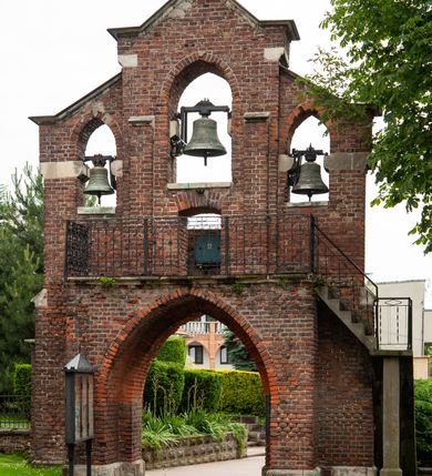 Zdjęcie nr 10: Kościół jest zlokalizowany na wzgórzu, w centrum wsi. Murowany z cegły, w wątku polskim, z zendrówką. Kościół jest orientowany, założony na planie prostokąta, jednonawowy, trójprzęsłowy, z dobudowanymi kruchtami od zachodu i południa. Prezbiterium oddzielone od nawy łukiem tęczowym, dwuprzęsłowe na planie prostokąta, zamknięte prostą ścianą, z dwukondygnacyjną przybudówką zakończoną trójbocznie. Nawa została przykryta sklepieniem sieciowym. Ściana południowa nawy przepruta trzema prostokątnymi oknami, zamkniętymi łukiem ostrym. Okna w nawie i prezbiterium dwudzielne, z sześcioma mniejszymi kwaterami. Przybudówka przy prezbiterium na parterze mieści zakrystię, a na piętrze składzik. Kruchta południowa sklepiona kolebką. Z kruchty do nawy prowadzi ostrołukowy, kamienny portal o dwóch archiwoltach. Kruchta zachodnia, obecnie kaplica św. Franciszka, sklepiona spłaszczoną, ukrytą kopułą na pendentywach. Ściana zachodnia kruchty przepruta dwoma ostrołukowymi oknami i ponad nimi okrągłym oknem. Od południa ostrołukowe wejście. Kościół o zróżnicowanej wysokości nawy i prezbiterium. Ściany opięte szkarpami. Na jednej trzeciej wysokości ścian oraz w zwieńczeniu nawy i prezbiterium profilowany gzyms. Od zachodu wklęsło-wypukły szczyt. Nawa, prezbiterium i dwie kruchty przykryte dachem dwuspadowym. Nad drugim przęsłem prezbiterium wieżyczka na sygnaturkę na planie ośmioboku, z profilowanym gzymsem i latarnią, zwieńczoną hełmem z kulą i krzyżem. Wejście do kościoła od południa i zachodu. Okna nawy i prezbiterium z kamiennym obramieniem. Nad wejściem do kruchty południowej formowany w cegle ostry łuk. Analogiczny łuk nad oknami w ścianie zachodniej i nad blendą w ścianie północnej. W przybudówce do prezbiterium dwie kondygnacje okien zamkniętych łukiem ostrym. W ścianie frontowej prostokątne wejście, a nad nim półkoliście zamknięta wnęka z grupą Ukrzyżowania. 


