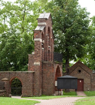 Zdjęcie nr 13: Kościół jest zlokalizowany na wzgórzu, w centrum wsi. Murowany z cegły, w wątku polskim, z zendrówką. Kościół jest orientowany, założony na planie prostokąta, jednonawowy, trójprzęsłowy, z dobudowanymi kruchtami od zachodu i południa. Prezbiterium oddzielone od nawy łukiem tęczowym, dwuprzęsłowe na planie prostokąta, zamknięte prostą ścianą, z dwukondygnacyjną przybudówką zakończoną trójbocznie. Nawa została przykryta sklepieniem sieciowym. Ściana południowa nawy przepruta trzema prostokątnymi oknami, zamkniętymi łukiem ostrym. Okna w nawie i prezbiterium dwudzielne, z sześcioma mniejszymi kwaterami. Przybudówka przy prezbiterium na parterze mieści zakrystię, a na piętrze składzik. Kruchta południowa sklepiona kolebką. Z kruchty do nawy prowadzi ostrołukowy, kamienny portal o dwóch archiwoltach. Kruchta zachodnia, obecnie kaplica św. Franciszka, sklepiona spłaszczoną, ukrytą kopułą na pendentywach. Ściana zachodnia kruchty przepruta dwoma ostrołukowymi oknami i ponad nimi okrągłym oknem. Od południa ostrołukowe wejście. Kościół o zróżnicowanej wysokości nawy i prezbiterium. Ściany opięte szkarpami. Na jednej trzeciej wysokości ścian oraz w zwieńczeniu nawy i prezbiterium profilowany gzyms. Od zachodu wklęsło-wypukły szczyt. Nawa, prezbiterium i dwie kruchty przykryte dachem dwuspadowym. Nad drugim przęsłem prezbiterium wieżyczka na sygnaturkę na planie ośmioboku, z profilowanym gzymsem i latarnią, zwieńczoną hełmem z kulą i krzyżem. Wejście do kościoła od południa i zachodu. Okna nawy i prezbiterium z kamiennym obramieniem. Nad wejściem do kruchty południowej formowany w cegle ostry łuk. Analogiczny łuk nad oknami w ścianie zachodniej i nad blendą w ścianie północnej. W przybudówce do prezbiterium dwie kondygnacje okien zamkniętych łukiem ostrym. W ścianie frontowej prostokątne wejście, a nad nim półkoliście zamknięta wnęka z grupą Ukrzyżowania. 


