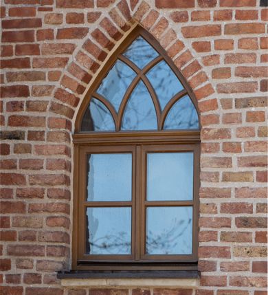 Zdjęcie nr 73: Kościół jest zlokalizowany na wzgórzu, w centrum wsi. Murowany z cegły, w wątku polskim, z zendrówką. Kościół jest orientowany, założony na planie prostokąta, jednonawowy, trójprzęsłowy, z dobudowanymi kruchtami od zachodu i południa. Prezbiterium oddzielone od nawy łukiem tęczowym, dwuprzęsłowe na planie prostokąta, zamknięte prostą ścianą, z dwukondygnacyjną przybudówką zakończoną trójbocznie. Nawa została przykryta sklepieniem sieciowym. Ściana południowa nawy przepruta trzema prostokątnymi oknami, zamkniętymi łukiem ostrym. Okna w nawie i prezbiterium dwudzielne, z sześcioma mniejszymi kwaterami. Przybudówka przy prezbiterium na parterze mieści zakrystię, a na piętrze składzik. Kruchta południowa sklepiona kolebką. Z kruchty do nawy prowadzi ostrołukowy, kamienny portal o dwóch archiwoltach. Kruchta zachodnia, obecnie kaplica św. Franciszka, sklepiona spłaszczoną, ukrytą kopułą na pendentywach. Ściana zachodnia kruchty przepruta dwoma ostrołukowymi oknami i ponad nimi okrągłym oknem. Od południa ostrołukowe wejście. Kościół o zróżnicowanej wysokości nawy i prezbiterium. Ściany opięte szkarpami. Na jednej trzeciej wysokości ścian oraz w zwieńczeniu nawy i prezbiterium profilowany gzyms. Od zachodu wklęsło-wypukły szczyt. Nawa, prezbiterium i dwie kruchty przykryte dachem dwuspadowym. Nad drugim przęsłem prezbiterium wieżyczka na sygnaturkę na planie ośmioboku, z profilowanym gzymsem i latarnią, zwieńczoną hełmem z kulą i krzyżem. Wejście do kościoła od południa i zachodu. Okna nawy i prezbiterium z kamiennym obramieniem. Nad wejściem do kruchty południowej formowany w cegle ostry łuk. Analogiczny łuk nad oknami w ścianie zachodniej i nad blendą w ścianie północnej. W przybudówce do prezbiterium dwie kondygnacje okien zamkniętych łukiem ostrym. W ścianie frontowej prostokątne wejście, a nad nim półkoliście zamknięta wnęka z grupą Ukrzyżowania. 



