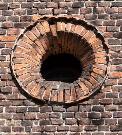 Zdjęcie nr 61: Kościół jest zlokalizowany na wzgórzu, w centrum wsi. Murowany z cegły, w wątku polskim, z zendrówką. Kościół jest orientowany, założony na planie prostokąta, jednonawowy, trójprzęsłowy, z dobudowanymi kruchtami od zachodu i południa. Prezbiterium oddzielone od nawy łukiem tęczowym, dwuprzęsłowe na planie prostokąta, zamknięte prostą ścianą, z dwukondygnacyjną przybudówką zakończoną trójbocznie. Nawa została przykryta sklepieniem sieciowym. Ściana południowa nawy przepruta trzema prostokątnymi oknami, zamkniętymi łukiem ostrym. Okna w nawie i prezbiterium dwudzielne, z sześcioma mniejszymi kwaterami. Przybudówka przy prezbiterium na parterze mieści zakrystię, a na piętrze składzik. Kruchta południowa sklepiona kolebką. Z kruchty do nawy prowadzi ostrołukowy, kamienny portal o dwóch archiwoltach. Kruchta zachodnia, obecnie kaplica św. Franciszka, sklepiona spłaszczoną, ukrytą kopułą na pendentywach. Ściana zachodnia kruchty przepruta dwoma ostrołukowymi oknami i ponad nimi okrągłym oknem. Od południa ostrołukowe wejście. Kościół o zróżnicowanej wysokości nawy i prezbiterium. Ściany opięte szkarpami. Na jednej trzeciej wysokości ścian oraz w zwieńczeniu nawy i prezbiterium profilowany gzyms. Od zachodu wklęsło-wypukły szczyt. Nawa, prezbiterium i dwie kruchty przykryte dachem dwuspadowym. Nad drugim przęsłem prezbiterium wieżyczka na sygnaturkę na planie ośmioboku, z profilowanym gzymsem i latarnią, zwieńczoną hełmem z kulą i krzyżem. Wejście do kościoła od południa i zachodu. Okna nawy i prezbiterium z kamiennym obramieniem. Nad wejściem do kruchty południowej formowany w cegle ostry łuk. Analogiczny łuk nad oknami w ścianie zachodniej i nad blendą w ścianie północnej. W przybudówce do prezbiterium dwie kondygnacje okien zamkniętych łukiem ostrym. W ścianie frontowej prostokątne wejście, a nad nim półkoliście zamknięta wnęka z grupą Ukrzyżowania. 


