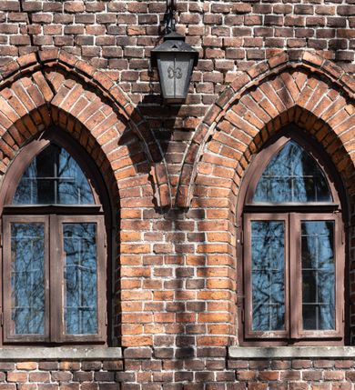 Zdjęcie nr 62: Kościół jest zlokalizowany na wzgórzu, w centrum wsi. Murowany z cegły, w wątku polskim, z zendrówką. Kościół jest orientowany, założony na planie prostokąta, jednonawowy, trójprzęsłowy, z dobudowanymi kruchtami od zachodu i południa. Prezbiterium oddzielone od nawy łukiem tęczowym, dwuprzęsłowe na planie prostokąta, zamknięte prostą ścianą, z dwukondygnacyjną przybudówką zakończoną trójbocznie. Nawa została przykryta sklepieniem sieciowym. Ściana południowa nawy przepruta trzema prostokątnymi oknami, zamkniętymi łukiem ostrym. Okna w nawie i prezbiterium dwudzielne, z sześcioma mniejszymi kwaterami. Przybudówka przy prezbiterium na parterze mieści zakrystię, a na piętrze składzik. Kruchta południowa sklepiona kolebką. Z kruchty do nawy prowadzi ostrołukowy, kamienny portal o dwóch archiwoltach. Kruchta zachodnia, obecnie kaplica św. Franciszka, sklepiona spłaszczoną, ukrytą kopułą na pendentywach. Ściana zachodnia kruchty przepruta dwoma ostrołukowymi oknami i ponad nimi okrągłym oknem. Od południa ostrołukowe wejście. Kościół o zróżnicowanej wysokości nawy i prezbiterium. Ściany opięte szkarpami. Na jednej trzeciej wysokości ścian oraz w zwieńczeniu nawy i prezbiterium profilowany gzyms. Od zachodu wklęsło-wypukły szczyt. Nawa, prezbiterium i dwie kruchty przykryte dachem dwuspadowym. Nad drugim przęsłem prezbiterium wieżyczka na sygnaturkę na planie ośmioboku, z profilowanym gzymsem i latarnią, zwieńczoną hełmem z kulą i krzyżem. Wejście do kościoła od południa i zachodu. Okna nawy i prezbiterium z kamiennym obramieniem. Nad wejściem do kruchty południowej formowany w cegle ostry łuk. Analogiczny łuk nad oknami w ścianie zachodniej i nad blendą w ścianie północnej. W przybudówce do prezbiterium dwie kondygnacje okien zamkniętych łukiem ostrym. W ścianie frontowej prostokątne wejście, a nad nim półkoliście zamknięta wnęka z grupą Ukrzyżowania. 


