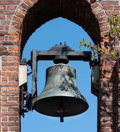 Zdjęcie nr 75: Kościół jest zlokalizowany na wzgórzu, w centrum wsi. Murowany z cegły, w wątku polskim, z zendrówką. Kościół jest orientowany, założony na planie prostokąta, jednonawowy, trójprzęsłowy, z dobudowanymi kruchtami od zachodu i południa. Prezbiterium oddzielone od nawy łukiem tęczowym, dwuprzęsłowe na planie prostokąta, zamknięte prostą ścianą, z dwukondygnacyjną przybudówką zakończoną trójbocznie. Nawa została przykryta sklepieniem sieciowym. Ściana południowa nawy przepruta trzema prostokątnymi oknami, zamkniętymi łukiem ostrym. Okna w nawie i prezbiterium dwudzielne, z sześcioma mniejszymi kwaterami. Przybudówka przy prezbiterium na parterze mieści zakrystię, a na piętrze składzik. Kruchta południowa sklepiona kolebką. Z kruchty do nawy prowadzi ostrołukowy, kamienny portal o dwóch archiwoltach. Kruchta zachodnia, obecnie kaplica św. Franciszka, sklepiona spłaszczoną, ukrytą kopułą na pendentywach. Ściana zachodnia kruchty przepruta dwoma ostrołukowymi oknami i ponad nimi okrągłym oknem. Od południa ostrołukowe wejście. Kościół o zróżnicowanej wysokości nawy i prezbiterium. Ściany opięte szkarpami. Na jednej trzeciej wysokości ścian oraz w zwieńczeniu nawy i prezbiterium profilowany gzyms. Od zachodu wklęsło-wypukły szczyt. Nawa, prezbiterium i dwie kruchty przykryte dachem dwuspadowym. Nad drugim przęsłem prezbiterium wieżyczka na sygnaturkę na planie ośmioboku, z profilowanym gzymsem i latarnią, zwieńczoną hełmem z kulą i krzyżem. Wejście do kościoła od południa i zachodu. Okna nawy i prezbiterium z kamiennym obramieniem. Nad wejściem do kruchty południowej formowany w cegle ostry łuk. Analogiczny łuk nad oknami w ścianie zachodniej i nad blendą w ścianie północnej. W przybudówce do prezbiterium dwie kondygnacje okien zamkniętych łukiem ostrym. W ścianie frontowej prostokątne wejście, a nad nim półkoliście zamknięta wnęka z grupą Ukrzyżowania. 


