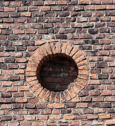 Zdjęcie nr 48: Kościół jest zlokalizowany na wzgórzu, w centrum wsi. Murowany z cegły, w wątku polskim, z zendrówką. Kościół jest orientowany, założony na planie prostokąta, jednonawowy, trójprzęsłowy, z dobudowanymi kruchtami od zachodu i południa. Prezbiterium oddzielone od nawy łukiem tęczowym, dwuprzęsłowe na planie prostokąta, zamknięte prostą ścianą, z dwukondygnacyjną przybudówką zakończoną trójbocznie. Nawa została przykryta sklepieniem sieciowym. Ściana południowa nawy przepruta trzema prostokątnymi oknami, zamkniętymi łukiem ostrym. Okna w nawie i prezbiterium dwudzielne, z sześcioma mniejszymi kwaterami. Przybudówka przy prezbiterium na parterze mieści zakrystię, a na piętrze składzik. Kruchta południowa sklepiona kolebką. Z kruchty do nawy prowadzi ostrołukowy, kamienny portal o dwóch archiwoltach. Kruchta zachodnia, obecnie kaplica św. Franciszka, sklepiona spłaszczoną, ukrytą kopułą na pendentywach. Ściana zachodnia kruchty przepruta dwoma ostrołukowymi oknami i ponad nimi okrągłym oknem. Od południa ostrołukowe wejście. Kościół o zróżnicowanej wysokości nawy i prezbiterium. Ściany opięte szkarpami. Na jednej trzeciej wysokości ścian oraz w zwieńczeniu nawy i prezbiterium profilowany gzyms. Od zachodu wklęsło-wypukły szczyt. Nawa, prezbiterium i dwie kruchty przykryte dachem dwuspadowym. Nad drugim przęsłem prezbiterium wieżyczka na sygnaturkę na planie ośmioboku, z profilowanym gzymsem i latarnią, zwieńczoną hełmem z kulą i krzyżem. Wejście do kościoła od południa i zachodu. Okna nawy i prezbiterium z kamiennym obramieniem. Nad wejściem do kruchty południowej formowany w cegle ostry łuk. Analogiczny łuk nad oknami w ścianie zachodniej i nad blendą w ścianie północnej. W przybudówce do prezbiterium dwie kondygnacje okien zamkniętych łukiem ostrym. W ścianie frontowej prostokątne wejście, a nad nim półkoliście zamknięta wnęka z grupą Ukrzyżowania. 


