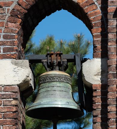 Zdjęcie nr 76: Kościół jest zlokalizowany na wzgórzu, w centrum wsi. Murowany z cegły, w wątku polskim, z zendrówką. Kościół jest orientowany, założony na planie prostokąta, jednonawowy, trójprzęsłowy, z dobudowanymi kruchtami od zachodu i południa. Prezbiterium oddzielone od nawy łukiem tęczowym, dwuprzęsłowe na planie prostokąta, zamknięte prostą ścianą, z dwukondygnacyjną przybudówką zakończoną trójbocznie. Nawa została przykryta sklepieniem sieciowym. Ściana południowa nawy przepruta trzema prostokątnymi oknami, zamkniętymi łukiem ostrym. Okna w nawie i prezbiterium dwudzielne, z sześcioma mniejszymi kwaterami. Przybudówka przy prezbiterium na parterze mieści zakrystię, a na piętrze składzik. Kruchta południowa sklepiona kolebką. Z kruchty do nawy prowadzi ostrołukowy, kamienny portal o dwóch archiwoltach. Kruchta zachodnia, obecnie kaplica św. Franciszka, sklepiona spłaszczoną, ukrytą kopułą na pendentywach. Ściana zachodnia kruchty przepruta dwoma ostrołukowymi oknami i ponad nimi okrągłym oknem. Od południa ostrołukowe wejście. Kościół o zróżnicowanej wysokości nawy i prezbiterium. Ściany opięte szkarpami. Na jednej trzeciej wysokości ścian oraz w zwieńczeniu nawy i prezbiterium profilowany gzyms. Od zachodu wklęsło-wypukły szczyt. Nawa, prezbiterium i dwie kruchty przykryte dachem dwuspadowym. Nad drugim przęsłem prezbiterium wieżyczka na sygnaturkę na planie ośmioboku, z profilowanym gzymsem i latarnią, zwieńczoną hełmem z kulą i krzyżem. Wejście do kościoła od południa i zachodu. Okna nawy i prezbiterium z kamiennym obramieniem. Nad wejściem do kruchty południowej formowany w cegle ostry łuk. Analogiczny łuk nad oknami w ścianie zachodniej i nad blendą w ścianie północnej. W przybudówce do prezbiterium dwie kondygnacje okien zamkniętych łukiem ostrym. W ścianie frontowej prostokątne wejście, a nad nim półkoliście zamknięta wnęka z grupą Ukrzyżowania. 


