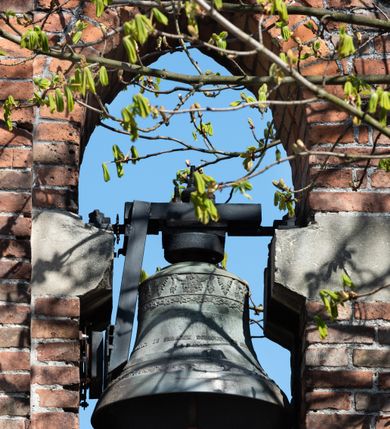 Zdjęcie nr 74: Kościół jest zlokalizowany na wzgórzu, w centrum wsi. Murowany z cegły, w wątku polskim, z zendrówką. Kościół jest orientowany, założony na planie prostokąta, jednonawowy, trójprzęsłowy, z dobudowanymi kruchtami od zachodu i południa. Prezbiterium oddzielone od nawy łukiem tęczowym, dwuprzęsłowe na planie prostokąta, zamknięte prostą ścianą, z dwukondygnacyjną przybudówką zakończoną trójbocznie. Nawa została przykryta sklepieniem sieciowym. Ściana południowa nawy przepruta trzema prostokątnymi oknami, zamkniętymi łukiem ostrym. Okna w nawie i prezbiterium dwudzielne, z sześcioma mniejszymi kwaterami. Przybudówka przy prezbiterium na parterze mieści zakrystię, a na piętrze składzik. Kruchta południowa sklepiona kolebką. Z kruchty do nawy prowadzi ostrołukowy, kamienny portal o dwóch archiwoltach. Kruchta zachodnia, obecnie kaplica św. Franciszka, sklepiona spłaszczoną, ukrytą kopułą na pendentywach. Ściana zachodnia kruchty przepruta dwoma ostrołukowymi oknami i ponad nimi okrągłym oknem. Od południa ostrołukowe wejście. Kościół o zróżnicowanej wysokości nawy i prezbiterium. Ściany opięte szkarpami. Na jednej trzeciej wysokości ścian oraz w zwieńczeniu nawy i prezbiterium profilowany gzyms. Od zachodu wklęsło-wypukły szczyt. Nawa, prezbiterium i dwie kruchty przykryte dachem dwuspadowym. Nad drugim przęsłem prezbiterium wieżyczka na sygnaturkę na planie ośmioboku, z profilowanym gzymsem i latarnią, zwieńczoną hełmem z kulą i krzyżem. Wejście do kościoła od południa i zachodu. Okna nawy i prezbiterium z kamiennym obramieniem. Nad wejściem do kruchty południowej formowany w cegle ostry łuk. Analogiczny łuk nad oknami w ścianie zachodniej i nad blendą w ścianie północnej. W przybudówce do prezbiterium dwie kondygnacje okien zamkniętych łukiem ostrym. W ścianie frontowej prostokątne wejście, a nad nim półkoliście zamknięta wnęka z grupą Ukrzyżowania. 


