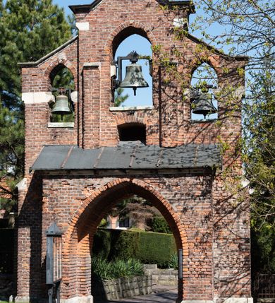 Zdjęcie nr 16: Kościół jest zlokalizowany na wzgórzu, w centrum wsi. Murowany z cegły, w wątku polskim, z zendrówką. Kościół jest orientowany, założony na planie prostokąta, jednonawowy, trójprzęsłowy, z dobudowanymi kruchtami od zachodu i południa. Prezbiterium oddzielone od nawy łukiem tęczowym, dwuprzęsłowe na planie prostokąta, zamknięte prostą ścianą, z dwukondygnacyjną przybudówką zakończoną trójbocznie. Nawa została przykryta sklepieniem sieciowym. Ściana południowa nawy przepruta trzema prostokątnymi oknami, zamkniętymi łukiem ostrym. Okna w nawie i prezbiterium dwudzielne, z sześcioma mniejszymi kwaterami. Przybudówka przy prezbiterium na parterze mieści zakrystię, a na piętrze składzik. Kruchta południowa sklepiona kolebką. Z kruchty do nawy prowadzi ostrołukowy, kamienny portal o dwóch archiwoltach. Kruchta zachodnia, obecnie kaplica św. Franciszka, sklepiona spłaszczoną, ukrytą kopułą na pendentywach. Ściana zachodnia kruchty przepruta dwoma ostrołukowymi oknami i ponad nimi okrągłym oknem. Od południa ostrołukowe wejście. Kościół o zróżnicowanej wysokości nawy i prezbiterium. Ściany opięte szkarpami. Na jednej trzeciej wysokości ścian oraz w zwieńczeniu nawy i prezbiterium profilowany gzyms. Od zachodu wklęsło-wypukły szczyt. Nawa, prezbiterium i dwie kruchty przykryte dachem dwuspadowym. Nad drugim przęsłem prezbiterium wieżyczka na sygnaturkę na planie ośmioboku, z profilowanym gzymsem i latarnią, zwieńczoną hełmem z kulą i krzyżem. Wejście do kościoła od południa i zachodu. Okna nawy i prezbiterium z kamiennym obramieniem. Nad wejściem do kruchty południowej formowany w cegle ostry łuk. Analogiczny łuk nad oknami w ścianie zachodniej i nad blendą w ścianie północnej. W przybudówce do prezbiterium dwie kondygnacje okien zamkniętych łukiem ostrym. W ścianie frontowej prostokątne wejście, a nad nim półkoliście zamknięta wnęka z grupą Ukrzyżowania. 


