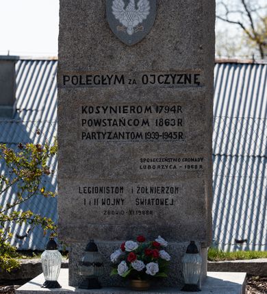 Zdjęcie nr 86: Kościół jest zlokalizowany na wzgórzu, w centrum wsi. Murowany z cegły, w wątku polskim, z zendrówką. Kościół jest orientowany, założony na planie prostokąta, jednonawowy, trójprzęsłowy, z dobudowanymi kruchtami od zachodu i południa. Prezbiterium oddzielone od nawy łukiem tęczowym, dwuprzęsłowe na planie prostokąta, zamknięte prostą ścianą, z dwukondygnacyjną przybudówką zakończoną trójbocznie. Nawa została przykryta sklepieniem sieciowym. Ściana południowa nawy przepruta trzema prostokątnymi oknami, zamkniętymi łukiem ostrym. Okna w nawie i prezbiterium dwudzielne, z sześcioma mniejszymi kwaterami. Przybudówka przy prezbiterium na parterze mieści zakrystię, a na piętrze składzik. Kruchta południowa sklepiona kolebką. Z kruchty do nawy prowadzi ostrołukowy, kamienny portal o dwóch archiwoltach. Kruchta zachodnia, obecnie kaplica św. Franciszka, sklepiona spłaszczoną, ukrytą kopułą na pendentywach. Ściana zachodnia kruchty przepruta dwoma ostrołukowymi oknami i ponad nimi okrągłym oknem. Od południa ostrołukowe wejście. Kościół o zróżnicowanej wysokości nawy i prezbiterium. Ściany opięte szkarpami. Na jednej trzeciej wysokości ścian oraz w zwieńczeniu nawy i prezbiterium profilowany gzyms. Od zachodu wklęsło-wypukły szczyt. Nawa, prezbiterium i dwie kruchty przykryte dachem dwuspadowym. Nad drugim przęsłem prezbiterium wieżyczka na sygnaturkę na planie ośmioboku, z profilowanym gzymsem i latarnią, zwieńczoną hełmem z kulą i krzyżem. Wejście do kościoła od południa i zachodu. Okna nawy i prezbiterium z kamiennym obramieniem. Nad wejściem do kruchty południowej formowany w cegle ostry łuk. Analogiczny łuk nad oknami w ścianie zachodniej i nad blendą w ścianie północnej. W przybudówce do prezbiterium dwie kondygnacje okien zamkniętych łukiem ostrym. W ścianie frontowej prostokątne wejście, a nad nim półkoliście zamknięta wnęka z grupą Ukrzyżowania. 


