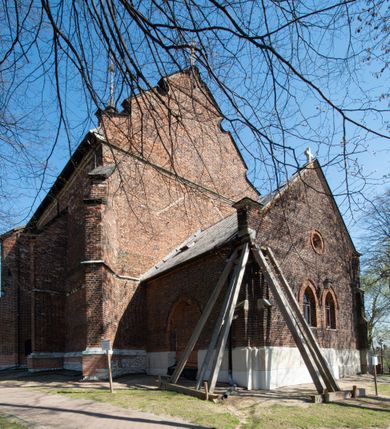 Zdjęcie nr 52: Kościół jest zlokalizowany na wzgórzu, w centrum wsi. Murowany z cegły, w wątku polskim, z zendrówką. Kościół jest orientowany, założony na planie prostokąta, jednonawowy, trójprzęsłowy, z dobudowanymi kruchtami od zachodu i południa. Prezbiterium oddzielone od nawy łukiem tęczowym, dwuprzęsłowe na planie prostokąta, zamknięte prostą ścianą, z dwukondygnacyjną przybudówką zakończoną trójbocznie. Nawa została przykryta sklepieniem sieciowym. Ściana południowa nawy przepruta trzema prostokątnymi oknami, zamkniętymi łukiem ostrym. Okna w nawie i prezbiterium dwudzielne, z sześcioma mniejszymi kwaterami. Przybudówka przy prezbiterium na parterze mieści zakrystię, a na piętrze składzik. Kruchta południowa sklepiona kolebką. Z kruchty do nawy prowadzi ostrołukowy, kamienny portal o dwóch archiwoltach. Kruchta zachodnia, obecnie kaplica św. Franciszka, sklepiona spłaszczoną, ukrytą kopułą na pendentywach. Ściana zachodnia kruchty przepruta dwoma ostrołukowymi oknami i ponad nimi okrągłym oknem. Od południa ostrołukowe wejście. Kościół o zróżnicowanej wysokości nawy i prezbiterium. Ściany opięte szkarpami. Na jednej trzeciej wysokości ścian oraz w zwieńczeniu nawy i prezbiterium profilowany gzyms. Od zachodu wklęsło-wypukły szczyt. Nawa, prezbiterium i dwie kruchty przykryte dachem dwuspadowym. Nad drugim przęsłem prezbiterium wieżyczka na sygnaturkę na planie ośmioboku, z profilowanym gzymsem i latarnią, zwieńczoną hełmem z kulą i krzyżem. Wejście do kościoła od południa i zachodu. Okna nawy i prezbiterium z kamiennym obramieniem. Nad wejściem do kruchty południowej formowany w cegle ostry łuk. Analogiczny łuk nad oknami w ścianie zachodniej i nad blendą w ścianie północnej. W przybudówce do prezbiterium dwie kondygnacje okien zamkniętych łukiem ostrym. W ścianie frontowej prostokątne wejście, a nad nim półkoliście zamknięta wnęka z grupą Ukrzyżowania. 


