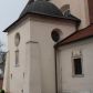 Zdjęcie nr 1: Kaplica pod wezwaniem Najświętszej Marii Panny i Wszystkich Świętych przylega do kościoła od południa, do pierwszego przęsła nawy, z którą komunikuje się za pomocą półkoliście zamkniętej arkady. Zbudowana została na planie kwadratu. Nakryto ją półsferyczną czaszą na pendentywach i zwieńczono latarnią. Wnętrze artykułowano za pomocą ślepej arkady z pilastrami i archiwoltami, ozdobionymi rzeźbioną dekoracją roślinną i kasetonami z rozetami w podłuczu. Ściany kaplicy zamyka wydatne belkowanie z fryzem i łacińską inskrypcją: &quot;DEVS MEVS ET OMNIA / DILEXI DOMINE DECOREM DOMVS / TUAE ET LOCUM HABITATIONIS GLORAE TUAE PSAL(MUS) XXV&quot;. Na czterech pendentywach umieszczono stiukowe kartusze, z czego dwa od strony wschodniej są są puste, a dwa od strony zachodniej wypełniają herby skwadrowane: Gryf, Kotwicz, Kotwicz, Zabawa i Jastrzębiec, Nowina, Gozdawa, Pobóg. Wnętrze doświetlają trzy takie same okulusy umieszczone na każdej ze ścian. Czwarty okulus w ścianie północnej jest zaślepiony. Glify okulusów dekorowane są kasetonami z rozetami. Ściany kaplicy oraz wnętrze kopuły i latarni pokrywa polichromia figuralna. Po arkadą na ścianie wschodniej zawieszono obraz Matki Boskiej z Dzieciątkiem w bogato rzeźbionej roślinno-kwiatowej ramie zwieńczonej godłem z dwiema skrzyżowanymi laskami marszałkowskimi. Pod obrazem znajduje się nagrobek dziecięcy Jana Czuryły (zm. 1560) w formie płaskorzeźbionej, prostokątnej płyty z wyobrażeniem zmarłego. Nad płytą zlokalizowano mniejszą z inskrypcją odnoszącą się do zmarłego. Z kolei wnętrze arkady z herbem Gryf w kluczu na ścianie południowej wypełnia trójosiowy nagrobek Branickich z półokrągłym zwieńczeniem. Natomiast w arkadzie zachodniej wyobrażono scenę Zdjęcia z krzyża w formie malowidła ściennego. Wyposażenie wnętrza dopełniają dwie drewniane ławy kościelne. Ściany zewnętrzne wspierają dwie niskie przypory widoczne w narożach kaplicy. Całość zakończona jest belkowaniem z fryzem zawierającym inskrypcję: &quot;AD LAVDEM DEI OPT(IMO) M(AXIMO) BEATEQUE GENITRICIS MARIAE VIRGINIS ET OMNIUM SANCTORU(M) HONOREM JOHANNES A RVSCZA BRANICZKI VENATOR CRACOVIEN(SIS) ET CAPITANEVS NIEPOLONICEN(SIS) - HANC CAPELLAM EX FVNDAMENTIS EREXIT ANNO D(OMI)NI 1596&quot;. Na ścianie południowej widnieje półokrągła blenda z malowanym przedstawieniem Matki Boskiej Częstochowskiej. Latarnię kaplicy wieńczy głowica z czterema maskami maszkaronów, na której wspiera się złocona kula z krzyżem.