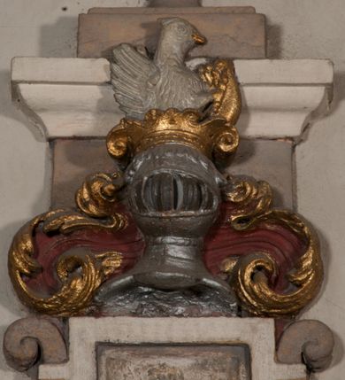 Zdjęcie nr 62: Kaplica pod wezwaniem Najświętszej Marii Panny i Wszystkich Świętych przylega do kościoła od południa, do pierwszego przęsła nawy, z którą komunikuje się za pomocą półkoliście zamkniętej arkady. Zbudowana została na planie kwadratu. Nakryto ją półsferyczną czaszą na pendentywach i zwieńczono latarnią. Wnętrze artykułowano za pomocą ślepej arkady z pilastrami i archiwoltami, ozdobionymi rzeźbioną dekoracją roślinną i kasetonami z rozetami w podłuczu. Ściany kaplicy zamyka wydatne belkowanie z fryzem i łacińską inskrypcją: "DEVS MEVS ET OMNIA / DILEXI DOMINE DECOREM DOMVS / TUAE ET LOCUM HABITATIONIS GLORAE TUAE PSAL(MUS) XXV". Na czterech pendentywach umieszczono stiukowe kartusze, z czego dwa od strony wschodniej są są puste, a dwa od strony zachodniej wypełniają herby skwadrowane: Gryf, Kotwicz, Kotwicz, Zabawa i Jastrzębiec, Nowina, Gozdawa, Pobóg. Wnętrze doświetlają trzy takie same okulusy umieszczone na każdej ze ścian. Czwarty okulus w ścianie północnej jest zaślepiony. Glify okulusów dekorowane są kasetonami z rozetami. Ściany kaplicy oraz wnętrze kopuły i latarni pokrywa polichromia figuralna. Po arkadą na ścianie wschodniej zawieszono obraz Matki Boskiej z Dzieciątkiem w bogato rzeźbionej roślinno-kwiatowej ramie zwieńczonej godłem z dwiema skrzyżowanymi laskami marszałkowskimi. Pod obrazem znajduje się nagrobek dziecięcy Jana Czuryły (zm. 1560) w formie płaskorzeźbionej, prostokątnej płyty z wyobrażeniem zmarłego. Nad płytą zlokalizowano mniejszą z inskrypcją odnoszącą się do zmarłego. Z kolei wnętrze arkady z herbem Gryf w kluczu na ścianie południowej wypełnia trójosiowy nagrobek Branickich z półokrągłym zwieńczeniem. Natomiast w arkadzie zachodniej wyobrażono scenę Zdjęcia z krzyża w formie malowidła ściennego. Wyposażenie wnętrza dopełniają dwie drewniane ławy kościelne. Ściany zewnętrzne wspierają dwie niskie przypory widoczne w narożach kaplicy. Całość zakończona jest belkowaniem z fryzem zawierającym inskrypcję: "AD LAVDEM DEI OPT(IMO) M(AXIMO) BEATEQUE GENITRICIS MARIAE VIRGINIS ET OMNIUM SANCTORU(M) HONOREM JOHANNES A RVSCZA BRANICZKI VENATOR CRACOVIEN(SIS) ET CAPITANEVS NIEPOLONICEN(SIS) - HANC CAPELLAM EX FVNDAMENTIS EREXIT ANNO D(OMI)NI 1596". Na ścianie południowej widnieje półokrągła blenda z malowanym przedstawieniem Matki Boskiej Częstochowskiej. Latarnię kaplicy wieńczy głowica z czterema maskami maszkaronów, na której wspiera się złocona kula z krzyżem.