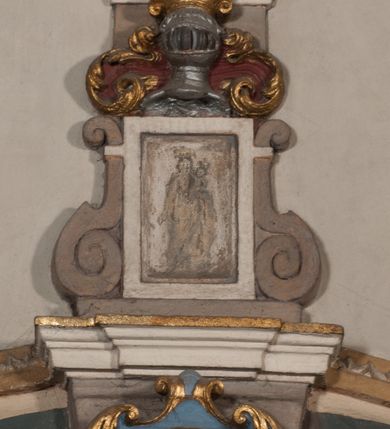 Zdjęcie nr 60: Kaplica pod wezwaniem Najświętszej Marii Panny i Wszystkich Świętych przylega do kościoła od południa, do pierwszego przęsła nawy, z którą komunikuje się za pomocą półkoliście zamkniętej arkady. Zbudowana została na planie kwadratu. Nakryto ją półsferyczną czaszą na pendentywach i zwieńczono latarnią. Wnętrze artykułowano za pomocą ślepej arkady z pilastrami i archiwoltami, ozdobionymi rzeźbioną dekoracją roślinną i kasetonami z rozetami w podłuczu. Ściany kaplicy zamyka wydatne belkowanie z fryzem i łacińską inskrypcją: &quot;DEVS MEVS ET OMNIA / DILEXI DOMINE DECOREM DOMVS / TUAE ET LOCUM HABITATIONIS GLORAE TUAE PSAL(MUS) XXV&quot;. Na czterech pendentywach umieszczono stiukowe kartusze, z czego dwa od strony wschodniej są są puste, a dwa od strony zachodniej wypełniają herby skwadrowane: Gryf, Kotwicz, Kotwicz, Zabawa i Jastrzębiec, Nowina, Gozdawa, Pobóg. Wnętrze doświetlają trzy takie same okulusy umieszczone na każdej ze ścian. Czwarty okulus w ścianie północnej jest zaślepiony. Glify okulusów dekorowane są kasetonami z rozetami. Ściany kaplicy oraz wnętrze kopuły i latarni pokrywa polichromia figuralna. Po arkadą na ścianie wschodniej zawieszono obraz Matki Boskiej z Dzieciątkiem w bogato rzeźbionej roślinno-kwiatowej ramie zwieńczonej godłem z dwiema skrzyżowanymi laskami marszałkowskimi. Pod obrazem znajduje się nagrobek dziecięcy Jana Czuryły (zm. 1560) w formie płaskorzeźbionej, prostokątnej płyty z wyobrażeniem zmarłego. Nad płytą zlokalizowano mniejszą z inskrypcją odnoszącą się do zmarłego. Z kolei wnętrze arkady z herbem Gryf w kluczu na ścianie południowej wypełnia trójosiowy nagrobek Branickich z półokrągłym zwieńczeniem. Natomiast w arkadzie zachodniej wyobrażono scenę Zdjęcia z krzyża w formie malowidła ściennego. Wyposażenie wnętrza dopełniają dwie drewniane ławy kościelne. Ściany zewnętrzne wspierają dwie niskie przypory widoczne w narożach kaplicy. Całość zakończona jest belkowaniem z fryzem zawierającym inskrypcję: &quot;AD LAVDEM DEI OPT(IMO) M(AXIMO) BEATEQUE GENITRICIS MARIAE VIRGINIS ET OMNIUM SANCTORU(M) HONOREM JOHANNES A RVSCZA BRANICZKI VENATOR CRACOVIEN(SIS) ET CAPITANEVS NIEPOLONICEN(SIS) - HANC CAPELLAM EX FVNDAMENTIS EREXIT ANNO D(OMI)NI 1596&quot;. Na ścianie południowej widnieje półokrągła blenda z malowanym przedstawieniem Matki Boskiej Częstochowskiej. Latarnię kaplicy wieńczy głowica z czterema maskami maszkaronów, na której wspiera się złocona kula z krzyżem.