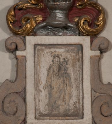 Zdjęcie nr 64: Kaplica pod wezwaniem Najświętszej Marii Panny i Wszystkich Świętych przylega do kościoła od południa, do pierwszego przęsła nawy, z którą komunikuje się za pomocą półkoliście zamkniętej arkady. Zbudowana została na planie kwadratu. Nakryto ją półsferyczną czaszą na pendentywach i zwieńczono latarnią. Wnętrze artykułowano za pomocą ślepej arkady z pilastrami i archiwoltami, ozdobionymi rzeźbioną dekoracją roślinną i kasetonami z rozetami w podłuczu. Ściany kaplicy zamyka wydatne belkowanie z fryzem i łacińską inskrypcją: "DEVS MEVS ET OMNIA / DILEXI DOMINE DECOREM DOMVS / TUAE ET LOCUM HABITATIONIS GLORAE TUAE PSAL(MUS) XXV". Na czterech pendentywach umieszczono stiukowe kartusze, z czego dwa od strony wschodniej są są puste, a dwa od strony zachodniej wypełniają herby skwadrowane: Gryf, Kotwicz, Kotwicz, Zabawa i Jastrzębiec, Nowina, Gozdawa, Pobóg. Wnętrze doświetlają trzy takie same okulusy umieszczone na każdej ze ścian. Czwarty okulus w ścianie północnej jest zaślepiony. Glify okulusów dekorowane są kasetonami z rozetami. Ściany kaplicy oraz wnętrze kopuły i latarni pokrywa polichromia figuralna. Po arkadą na ścianie wschodniej zawieszono obraz Matki Boskiej z Dzieciątkiem w bogato rzeźbionej roślinno-kwiatowej ramie zwieńczonej godłem z dwiema skrzyżowanymi laskami marszałkowskimi. Pod obrazem znajduje się nagrobek dziecięcy Jana Czuryły (zm. 1560) w formie płaskorzeźbionej, prostokątnej płyty z wyobrażeniem zmarłego. Nad płytą zlokalizowano mniejszą z inskrypcją odnoszącą się do zmarłego. Z kolei wnętrze arkady z herbem Gryf w kluczu na ścianie południowej wypełnia trójosiowy nagrobek Branickich z półokrągłym zwieńczeniem. Natomiast w arkadzie zachodniej wyobrażono scenę Zdjęcia z krzyża w formie malowidła ściennego. Wyposażenie wnętrza dopełniają dwie drewniane ławy kościelne. Ściany zewnętrzne wspierają dwie niskie przypory widoczne w narożach kaplicy. Całość zakończona jest belkowaniem z fryzem zawierającym inskrypcję: "AD LAVDEM DEI OPT(IMO) M(AXIMO) BEATEQUE GENITRICIS MARIAE VIRGINIS ET OMNIUM SANCTORU(M) HONOREM JOHANNES A RVSCZA BRANICZKI VENATOR CRACOVIEN(SIS) ET CAPITANEVS NIEPOLONICEN(SIS) - HANC CAPELLAM EX FVNDAMENTIS EREXIT ANNO D(OMI)NI 1596". Na ścianie południowej widnieje półokrągła blenda z malowanym przedstawieniem Matki Boskiej Częstochowskiej. Latarnię kaplicy wieńczy głowica z czterema maskami maszkaronów, na której wspiera się złocona kula z krzyżem.