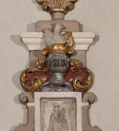 Zdjęcie nr 61: Kaplica pod wezwaniem Najświętszej Marii Panny i Wszystkich Świętych przylega do kościoła od południa, do pierwszego przęsła nawy, z którą komunikuje się za pomocą półkoliście zamkniętej arkady. Zbudowana została na planie kwadratu. Nakryto ją półsferyczną czaszą na pendentywach i zwieńczono latarnią. Wnętrze artykułowano za pomocą ślepej arkady z pilastrami i archiwoltami, ozdobionymi rzeźbioną dekoracją roślinną i kasetonami z rozetami w podłuczu. Ściany kaplicy zamyka wydatne belkowanie z fryzem i łacińską inskrypcją: &quot;DEVS MEVS ET OMNIA / DILEXI DOMINE DECOREM DOMVS / TUAE ET LOCUM HABITATIONIS GLORAE TUAE PSAL(MUS) XXV&quot;. Na czterech pendentywach umieszczono stiukowe kartusze, z czego dwa od strony wschodniej są są puste, a dwa od strony zachodniej wypełniają herby skwadrowane: Gryf, Kotwicz, Kotwicz, Zabawa i Jastrzębiec, Nowina, Gozdawa, Pobóg. Wnętrze doświetlają trzy takie same okulusy umieszczone na każdej ze ścian. Czwarty okulus w ścianie północnej jest zaślepiony. Glify okulusów dekorowane są kasetonami z rozetami. Ściany kaplicy oraz wnętrze kopuły i latarni pokrywa polichromia figuralna. Po arkadą na ścianie wschodniej zawieszono obraz Matki Boskiej z Dzieciątkiem w bogato rzeźbionej roślinno-kwiatowej ramie zwieńczonej godłem z dwiema skrzyżowanymi laskami marszałkowskimi. Pod obrazem znajduje się nagrobek dziecięcy Jana Czuryły (zm. 1560) w formie płaskorzeźbionej, prostokątnej płyty z wyobrażeniem zmarłego. Nad płytą zlokalizowano mniejszą z inskrypcją odnoszącą się do zmarłego. Z kolei wnętrze arkady z herbem Gryf w kluczu na ścianie południowej wypełnia trójosiowy nagrobek Branickich z półokrągłym zwieńczeniem. Natomiast w arkadzie zachodniej wyobrażono scenę Zdjęcia z krzyża w formie malowidła ściennego. Wyposażenie wnętrza dopełniają dwie drewniane ławy kościelne. Ściany zewnętrzne wspierają dwie niskie przypory widoczne w narożach kaplicy. Całość zakończona jest belkowaniem z fryzem zawierającym inskrypcję: &quot;AD LAVDEM DEI OPT(IMO) M(AXIMO) BEATEQUE GENITRICIS MARIAE VIRGINIS ET OMNIUM SANCTORU(M) HONOREM JOHANNES A RVSCZA BRANICZKI VENATOR CRACOVIEN(SIS) ET CAPITANEVS NIEPOLONICEN(SIS) - HANC CAPELLAM EX FVNDAMENTIS EREXIT ANNO D(OMI)NI 1596&quot;. Na ścianie południowej widnieje półokrągła blenda z malowanym przedstawieniem Matki Boskiej Częstochowskiej. Latarnię kaplicy wieńczy głowica z czterema maskami maszkaronów, na której wspiera się złocona kula z krzyżem.