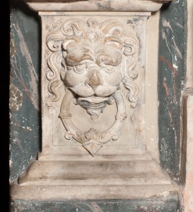 Zdjęcie nr 68: Kaplica pod wezwaniem Najświętszej Marii Panny i Wszystkich Świętych przylega do kościoła od południa, do pierwszego przęsła nawy, z którą komunikuje się za pomocą półkoliście zamkniętej arkady. Zbudowana została na planie kwadratu. Nakryto ją półsferyczną czaszą na pendentywach i zwieńczono latarnią. Wnętrze artykułowano za pomocą ślepej arkady z pilastrami i archiwoltami, ozdobionymi rzeźbioną dekoracją roślinną i kasetonami z rozetami w podłuczu. Ściany kaplicy zamyka wydatne belkowanie z fryzem i łacińską inskrypcją: "DEVS MEVS ET OMNIA / DILEXI DOMINE DECOREM DOMVS / TUAE ET LOCUM HABITATIONIS GLORAE TUAE PSAL(MUS) XXV". Na czterech pendentywach umieszczono stiukowe kartusze, z czego dwa od strony wschodniej są są puste, a dwa od strony zachodniej wypełniają herby skwadrowane: Gryf, Kotwicz, Kotwicz, Zabawa i Jastrzębiec, Nowina, Gozdawa, Pobóg. Wnętrze doświetlają trzy takie same okulusy umieszczone na każdej ze ścian. Czwarty okulus w ścianie północnej jest zaślepiony. Glify okulusów dekorowane są kasetonami z rozetami. Ściany kaplicy oraz wnętrze kopuły i latarni pokrywa polichromia figuralna. Po arkadą na ścianie wschodniej zawieszono obraz Matki Boskiej z Dzieciątkiem w bogato rzeźbionej roślinno-kwiatowej ramie zwieńczonej godłem z dwiema skrzyżowanymi laskami marszałkowskimi. Pod obrazem znajduje się nagrobek dziecięcy Jana Czuryły (zm. 1560) w formie płaskorzeźbionej, prostokątnej płyty z wyobrażeniem zmarłego. Nad płytą zlokalizowano mniejszą z inskrypcją odnoszącą się do zmarłego. Z kolei wnętrze arkady z herbem Gryf w kluczu na ścianie południowej wypełnia trójosiowy nagrobek Branickich z półokrągłym zwieńczeniem. Natomiast w arkadzie zachodniej wyobrażono scenę Zdjęcia z krzyża w formie malowidła ściennego. Wyposażenie wnętrza dopełniają dwie drewniane ławy kościelne. Ściany zewnętrzne wspierają dwie niskie przypory widoczne w narożach kaplicy. Całość zakończona jest belkowaniem z fryzem zawierającym inskrypcję: "AD LAVDEM DEI OPT(IMO) M(AXIMO) BEATEQUE GENITRICIS MARIAE VIRGINIS ET OMNIUM SANCTORU(M) HONOREM JOHANNES A RVSCZA BRANICZKI VENATOR CRACOVIEN(SIS) ET CAPITANEVS NIEPOLONICEN(SIS) - HANC CAPELLAM EX FVNDAMENTIS EREXIT ANNO D(OMI)NI 1596". Na ścianie południowej widnieje półokrągła blenda z malowanym przedstawieniem Matki Boskiej Częstochowskiej. Latarnię kaplicy wieńczy głowica z czterema maskami maszkaronów, na której wspiera się złocona kula z krzyżem.