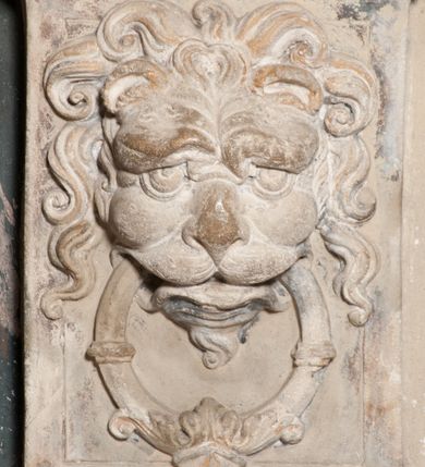 Zdjęcie nr 67: Kaplica pod wezwaniem Najświętszej Marii Panny i Wszystkich Świętych przylega do kościoła od południa, do pierwszego przęsła nawy, z którą komunikuje się za pomocą półkoliście zamkniętej arkady. Zbudowana została na planie kwadratu. Nakryto ją półsferyczną czaszą na pendentywach i zwieńczono latarnią. Wnętrze artykułowano za pomocą ślepej arkady z pilastrami i archiwoltami, ozdobionymi rzeźbioną dekoracją roślinną i kasetonami z rozetami w podłuczu. Ściany kaplicy zamyka wydatne belkowanie z fryzem i łacińską inskrypcją: "DEVS MEVS ET OMNIA / DILEXI DOMINE DECOREM DOMVS / TUAE ET LOCUM HABITATIONIS GLORAE TUAE PSAL(MUS) XXV". Na czterech pendentywach umieszczono stiukowe kartusze, z czego dwa od strony wschodniej są są puste, a dwa od strony zachodniej wypełniają herby skwadrowane: Gryf, Kotwicz, Kotwicz, Zabawa i Jastrzębiec, Nowina, Gozdawa, Pobóg. Wnętrze doświetlają trzy takie same okulusy umieszczone na każdej ze ścian. Czwarty okulus w ścianie północnej jest zaślepiony. Glify okulusów dekorowane są kasetonami z rozetami. Ściany kaplicy oraz wnętrze kopuły i latarni pokrywa polichromia figuralna. Po arkadą na ścianie wschodniej zawieszono obraz Matki Boskiej z Dzieciątkiem w bogato rzeźbionej roślinno-kwiatowej ramie zwieńczonej godłem z dwiema skrzyżowanymi laskami marszałkowskimi. Pod obrazem znajduje się nagrobek dziecięcy Jana Czuryły (zm. 1560) w formie płaskorzeźbionej, prostokątnej płyty z wyobrażeniem zmarłego. Nad płytą zlokalizowano mniejszą z inskrypcją odnoszącą się do zmarłego. Z kolei wnętrze arkady z herbem Gryf w kluczu na ścianie południowej wypełnia trójosiowy nagrobek Branickich z półokrągłym zwieńczeniem. Natomiast w arkadzie zachodniej wyobrażono scenę Zdjęcia z krzyża w formie malowidła ściennego. Wyposażenie wnętrza dopełniają dwie drewniane ławy kościelne. Ściany zewnętrzne wspierają dwie niskie przypory widoczne w narożach kaplicy. Całość zakończona jest belkowaniem z fryzem zawierającym inskrypcję: "AD LAVDEM DEI OPT(IMO) M(AXIMO) BEATEQUE GENITRICIS MARIAE VIRGINIS ET OMNIUM SANCTORU(M) HONOREM JOHANNES A RVSCZA BRANICZKI VENATOR CRACOVIEN(SIS) ET CAPITANEVS NIEPOLONICEN(SIS) - HANC CAPELLAM EX FVNDAMENTIS EREXIT ANNO D(OMI)NI 1596". Na ścianie południowej widnieje półokrągła blenda z malowanym przedstawieniem Matki Boskiej Częstochowskiej. Latarnię kaplicy wieńczy głowica z czterema maskami maszkaronów, na której wspiera się złocona kula z krzyżem.