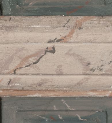 Zdjęcie nr 66: Kaplica pod wezwaniem Najświętszej Marii Panny i Wszystkich Świętych przylega do kościoła od południa, do pierwszego przęsła nawy, z którą komunikuje się za pomocą półkoliście zamkniętej arkady. Zbudowana została na planie kwadratu. Nakryto ją półsferyczną czaszą na pendentywach i zwieńczono latarnią. Wnętrze artykułowano za pomocą ślepej arkady z pilastrami i archiwoltami, ozdobionymi rzeźbioną dekoracją roślinną i kasetonami z rozetami w podłuczu. Ściany kaplicy zamyka wydatne belkowanie z fryzem i łacińską inskrypcją: &quot;DEVS MEVS ET OMNIA / DILEXI DOMINE DECOREM DOMVS / TUAE ET LOCUM HABITATIONIS GLORAE TUAE PSAL(MUS) XXV&quot;. Na czterech pendentywach umieszczono stiukowe kartusze, z czego dwa od strony wschodniej są są puste, a dwa od strony zachodniej wypełniają herby skwadrowane: Gryf, Kotwicz, Kotwicz, Zabawa i Jastrzębiec, Nowina, Gozdawa, Pobóg. Wnętrze doświetlają trzy takie same okulusy umieszczone na każdej ze ścian. Czwarty okulus w ścianie północnej jest zaślepiony. Glify okulusów dekorowane są kasetonami z rozetami. Ściany kaplicy oraz wnętrze kopuły i latarni pokrywa polichromia figuralna. Po arkadą na ścianie wschodniej zawieszono obraz Matki Boskiej z Dzieciątkiem w bogato rzeźbionej roślinno-kwiatowej ramie zwieńczonej godłem z dwiema skrzyżowanymi laskami marszałkowskimi. Pod obrazem znajduje się nagrobek dziecięcy Jana Czuryły (zm. 1560) w formie płaskorzeźbionej, prostokątnej płyty z wyobrażeniem zmarłego. Nad płytą zlokalizowano mniejszą z inskrypcją odnoszącą się do zmarłego. Z kolei wnętrze arkady z herbem Gryf w kluczu na ścianie południowej wypełnia trójosiowy nagrobek Branickich z półokrągłym zwieńczeniem. Natomiast w arkadzie zachodniej wyobrażono scenę Zdjęcia z krzyża w formie malowidła ściennego. Wyposażenie wnętrza dopełniają dwie drewniane ławy kościelne. Ściany zewnętrzne wspierają dwie niskie przypory widoczne w narożach kaplicy. Całość zakończona jest belkowaniem z fryzem zawierającym inskrypcję: &quot;AD LAVDEM DEI OPT(IMO) M(AXIMO) BEATEQUE GENITRICIS MARIAE VIRGINIS ET OMNIUM SANCTORU(M) HONOREM JOHANNES A RVSCZA BRANICZKI VENATOR CRACOVIEN(SIS) ET CAPITANEVS NIEPOLONICEN(SIS) - HANC CAPELLAM EX FVNDAMENTIS EREXIT ANNO D(OMI)NI 1596&quot;. Na ścianie południowej widnieje półokrągła blenda z malowanym przedstawieniem Matki Boskiej Częstochowskiej. Latarnię kaplicy wieńczy głowica z czterema maskami maszkaronów, na której wspiera się złocona kula z krzyżem.