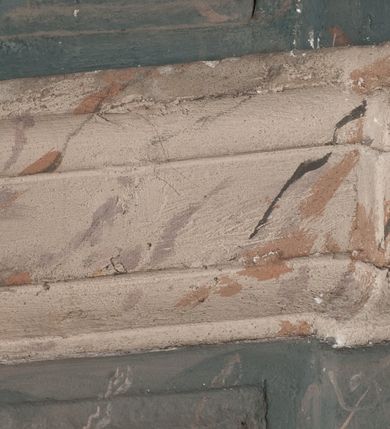 Zdjęcie nr 70: Kaplica pod wezwaniem Najświętszej Marii Panny i Wszystkich Świętych przylega do kościoła od południa, do pierwszego przęsła nawy, z którą komunikuje się za pomocą półkoliście zamkniętej arkady. Zbudowana została na planie kwadratu. Nakryto ją półsferyczną czaszą na pendentywach i zwieńczono latarnią. Wnętrze artykułowano za pomocą ślepej arkady z pilastrami i archiwoltami, ozdobionymi rzeźbioną dekoracją roślinną i kasetonami z rozetami w podłuczu. Ściany kaplicy zamyka wydatne belkowanie z fryzem i łacińską inskrypcją: "DEVS MEVS ET OMNIA / DILEXI DOMINE DECOREM DOMVS / TUAE ET LOCUM HABITATIONIS GLORAE TUAE PSAL(MUS) XXV". Na czterech pendentywach umieszczono stiukowe kartusze, z czego dwa od strony wschodniej są są puste, a dwa od strony zachodniej wypełniają herby skwadrowane: Gryf, Kotwicz, Kotwicz, Zabawa i Jastrzębiec, Nowina, Gozdawa, Pobóg. Wnętrze doświetlają trzy takie same okulusy umieszczone na każdej ze ścian. Czwarty okulus w ścianie północnej jest zaślepiony. Glify okulusów dekorowane są kasetonami z rozetami. Ściany kaplicy oraz wnętrze kopuły i latarni pokrywa polichromia figuralna. Po arkadą na ścianie wschodniej zawieszono obraz Matki Boskiej z Dzieciątkiem w bogato rzeźbionej roślinno-kwiatowej ramie zwieńczonej godłem z dwiema skrzyżowanymi laskami marszałkowskimi. Pod obrazem znajduje się nagrobek dziecięcy Jana Czuryły (zm. 1560) w formie płaskorzeźbionej, prostokątnej płyty z wyobrażeniem zmarłego. Nad płytą zlokalizowano mniejszą z inskrypcją odnoszącą się do zmarłego. Z kolei wnętrze arkady z herbem Gryf w kluczu na ścianie południowej wypełnia trójosiowy nagrobek Branickich z półokrągłym zwieńczeniem. Natomiast w arkadzie zachodniej wyobrażono scenę Zdjęcia z krzyża w formie malowidła ściennego. Wyposażenie wnętrza dopełniają dwie drewniane ławy kościelne. Ściany zewnętrzne wspierają dwie niskie przypory widoczne w narożach kaplicy. Całość zakończona jest belkowaniem z fryzem zawierającym inskrypcję: "AD LAVDEM DEI OPT(IMO) M(AXIMO) BEATEQUE GENITRICIS MARIAE VIRGINIS ET OMNIUM SANCTORU(M) HONOREM JOHANNES A RVSCZA BRANICZKI VENATOR CRACOVIEN(SIS) ET CAPITANEVS NIEPOLONICEN(SIS) - HANC CAPELLAM EX FVNDAMENTIS EREXIT ANNO D(OMI)NI 1596". Na ścianie południowej widnieje półokrągła blenda z malowanym przedstawieniem Matki Boskiej Częstochowskiej. Latarnię kaplicy wieńczy głowica z czterema maskami maszkaronów, na której wspiera się złocona kula z krzyżem.