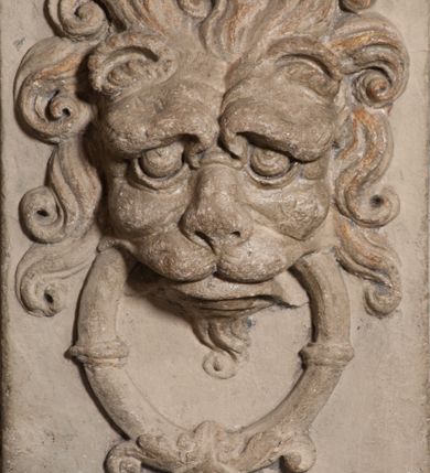 Zdjęcie nr 69: Kaplica pod wezwaniem Najświętszej Marii Panny i Wszystkich Świętych przylega do kościoła od południa, do pierwszego przęsła nawy, z którą komunikuje się za pomocą półkoliście zamkniętej arkady. Zbudowana została na planie kwadratu. Nakryto ją półsferyczną czaszą na pendentywach i zwieńczono latarnią. Wnętrze artykułowano za pomocą ślepej arkady z pilastrami i archiwoltami, ozdobionymi rzeźbioną dekoracją roślinną i kasetonami z rozetami w podłuczu. Ściany kaplicy zamyka wydatne belkowanie z fryzem i łacińską inskrypcją: "DEVS MEVS ET OMNIA / DILEXI DOMINE DECOREM DOMVS / TUAE ET LOCUM HABITATIONIS GLORAE TUAE PSAL(MUS) XXV". Na czterech pendentywach umieszczono stiukowe kartusze, z czego dwa od strony wschodniej są są puste, a dwa od strony zachodniej wypełniają herby skwadrowane: Gryf, Kotwicz, Kotwicz, Zabawa i Jastrzębiec, Nowina, Gozdawa, Pobóg. Wnętrze doświetlają trzy takie same okulusy umieszczone na każdej ze ścian. Czwarty okulus w ścianie północnej jest zaślepiony. Glify okulusów dekorowane są kasetonami z rozetami. Ściany kaplicy oraz wnętrze kopuły i latarni pokrywa polichromia figuralna. Po arkadą na ścianie wschodniej zawieszono obraz Matki Boskiej z Dzieciątkiem w bogato rzeźbionej roślinno-kwiatowej ramie zwieńczonej godłem z dwiema skrzyżowanymi laskami marszałkowskimi. Pod obrazem znajduje się nagrobek dziecięcy Jana Czuryły (zm. 1560) w formie płaskorzeźbionej, prostokątnej płyty z wyobrażeniem zmarłego. Nad płytą zlokalizowano mniejszą z inskrypcją odnoszącą się do zmarłego. Z kolei wnętrze arkady z herbem Gryf w kluczu na ścianie południowej wypełnia trójosiowy nagrobek Branickich z półokrągłym zwieńczeniem. Natomiast w arkadzie zachodniej wyobrażono scenę Zdjęcia z krzyża w formie malowidła ściennego. Wyposażenie wnętrza dopełniają dwie drewniane ławy kościelne. Ściany zewnętrzne wspierają dwie niskie przypory widoczne w narożach kaplicy. Całość zakończona jest belkowaniem z fryzem zawierającym inskrypcję: "AD LAVDEM DEI OPT(IMO) M(AXIMO) BEATEQUE GENITRICIS MARIAE VIRGINIS ET OMNIUM SANCTORU(M) HONOREM JOHANNES A RVSCZA BRANICZKI VENATOR CRACOVIEN(SIS) ET CAPITANEVS NIEPOLONICEN(SIS) - HANC CAPELLAM EX FVNDAMENTIS EREXIT ANNO D(OMI)NI 1596". Na ścianie południowej widnieje półokrągła blenda z malowanym przedstawieniem Matki Boskiej Częstochowskiej. Latarnię kaplicy wieńczy głowica z czterema maskami maszkaronów, na której wspiera się złocona kula z krzyżem.