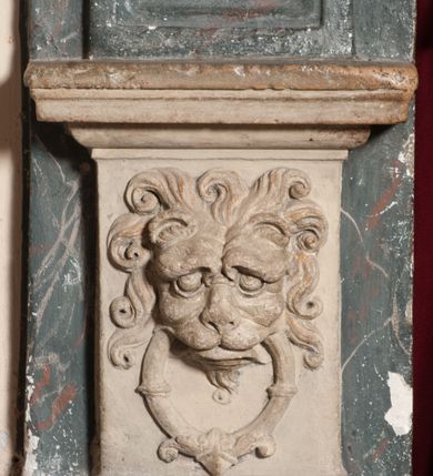 Zdjęcie nr 72: Kaplica pod wezwaniem Najświętszej Marii Panny i Wszystkich Świętych przylega do kościoła od południa, do pierwszego przęsła nawy, z którą komunikuje się za pomocą półkoliście zamkniętej arkady. Zbudowana została na planie kwadratu. Nakryto ją półsferyczną czaszą na pendentywach i zwieńczono latarnią. Wnętrze artykułowano za pomocą ślepej arkady z pilastrami i archiwoltami, ozdobionymi rzeźbioną dekoracją roślinną i kasetonami z rozetami w podłuczu. Ściany kaplicy zamyka wydatne belkowanie z fryzem i łacińską inskrypcją: &quot;DEVS MEVS ET OMNIA / DILEXI DOMINE DECOREM DOMVS / TUAE ET LOCUM HABITATIONIS GLORAE TUAE PSAL(MUS) XXV&quot;. Na czterech pendentywach umieszczono stiukowe kartusze, z czego dwa od strony wschodniej są są puste, a dwa od strony zachodniej wypełniają herby skwadrowane: Gryf, Kotwicz, Kotwicz, Zabawa i Jastrzębiec, Nowina, Gozdawa, Pobóg. Wnętrze doświetlają trzy takie same okulusy umieszczone na każdej ze ścian. Czwarty okulus w ścianie północnej jest zaślepiony. Glify okulusów dekorowane są kasetonami z rozetami. Ściany kaplicy oraz wnętrze kopuły i latarni pokrywa polichromia figuralna. Po arkadą na ścianie wschodniej zawieszono obraz Matki Boskiej z Dzieciątkiem w bogato rzeźbionej roślinno-kwiatowej ramie zwieńczonej godłem z dwiema skrzyżowanymi laskami marszałkowskimi. Pod obrazem znajduje się nagrobek dziecięcy Jana Czuryły (zm. 1560) w formie płaskorzeźbionej, prostokątnej płyty z wyobrażeniem zmarłego. Nad płytą zlokalizowano mniejszą z inskrypcją odnoszącą się do zmarłego. Z kolei wnętrze arkady z herbem Gryf w kluczu na ścianie południowej wypełnia trójosiowy nagrobek Branickich z półokrągłym zwieńczeniem. Natomiast w arkadzie zachodniej wyobrażono scenę Zdjęcia z krzyża w formie malowidła ściennego. Wyposażenie wnętrza dopełniają dwie drewniane ławy kościelne. Ściany zewnętrzne wspierają dwie niskie przypory widoczne w narożach kaplicy. Całość zakończona jest belkowaniem z fryzem zawierającym inskrypcję: &quot;AD LAVDEM DEI OPT(IMO) M(AXIMO) BEATEQUE GENITRICIS MARIAE VIRGINIS ET OMNIUM SANCTORU(M) HONOREM JOHANNES A RVSCZA BRANICZKI VENATOR CRACOVIEN(SIS) ET CAPITANEVS NIEPOLONICEN(SIS) - HANC CAPELLAM EX FVNDAMENTIS EREXIT ANNO D(OMI)NI 1596&quot;. Na ścianie południowej widnieje półokrągła blenda z malowanym przedstawieniem Matki Boskiej Częstochowskiej. Latarnię kaplicy wieńczy głowica z czterema maskami maszkaronów, na której wspiera się złocona kula z krzyżem.