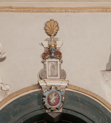 Zdjęcie nr 74: Kaplica pod wezwaniem Najświętszej Marii Panny i Wszystkich Świętych przylega do kościoła od południa, do pierwszego przęsła nawy, z którą komunikuje się za pomocą półkoliście zamkniętej arkady. Zbudowana została na planie kwadratu. Nakryto ją półsferyczną czaszą na pendentywach i zwieńczono latarnią. Wnętrze artykułowano za pomocą ślepej arkady z pilastrami i archiwoltami, ozdobionymi rzeźbioną dekoracją roślinną i kasetonami z rozetami w podłuczu. Ściany kaplicy zamyka wydatne belkowanie z fryzem i łacińską inskrypcją: &quot;DEVS MEVS ET OMNIA / DILEXI DOMINE DECOREM DOMVS / TUAE ET LOCUM HABITATIONIS GLORAE TUAE PSAL(MUS) XXV&quot;. Na czterech pendentywach umieszczono stiukowe kartusze, z czego dwa od strony wschodniej są są puste, a dwa od strony zachodniej wypełniają herby skwadrowane: Gryf, Kotwicz, Kotwicz, Zabawa i Jastrzębiec, Nowina, Gozdawa, Pobóg. Wnętrze doświetlają trzy takie same okulusy umieszczone na każdej ze ścian. Czwarty okulus w ścianie północnej jest zaślepiony. Glify okulusów dekorowane są kasetonami z rozetami. Ściany kaplicy oraz wnętrze kopuły i latarni pokrywa polichromia figuralna. Po arkadą na ścianie wschodniej zawieszono obraz Matki Boskiej z Dzieciątkiem w bogato rzeźbionej roślinno-kwiatowej ramie zwieńczonej godłem z dwiema skrzyżowanymi laskami marszałkowskimi. Pod obrazem znajduje się nagrobek dziecięcy Jana Czuryły (zm. 1560) w formie płaskorzeźbionej, prostokątnej płyty z wyobrażeniem zmarłego. Nad płytą zlokalizowano mniejszą z inskrypcją odnoszącą się do zmarłego. Z kolei wnętrze arkady z herbem Gryf w kluczu na ścianie południowej wypełnia trójosiowy nagrobek Branickich z półokrągłym zwieńczeniem. Natomiast w arkadzie zachodniej wyobrażono scenę Zdjęcia z krzyża w formie malowidła ściennego. Wyposażenie wnętrza dopełniają dwie drewniane ławy kościelne. Ściany zewnętrzne wspierają dwie niskie przypory widoczne w narożach kaplicy. Całość zakończona jest belkowaniem z fryzem zawierającym inskrypcję: &quot;AD LAVDEM DEI OPT(IMO) M(AXIMO) BEATEQUE GENITRICIS MARIAE VIRGINIS ET OMNIUM SANCTORU(M) HONOREM JOHANNES A RVSCZA BRANICZKI VENATOR CRACOVIEN(SIS) ET CAPITANEVS NIEPOLONICEN(SIS) - HANC CAPELLAM EX FVNDAMENTIS EREXIT ANNO D(OMI)NI 1596&quot;. Na ścianie południowej widnieje półokrągła blenda z malowanym przedstawieniem Matki Boskiej Częstochowskiej. Latarnię kaplicy wieńczy głowica z czterema maskami maszkaronów, na której wspiera się złocona kula z krzyżem.