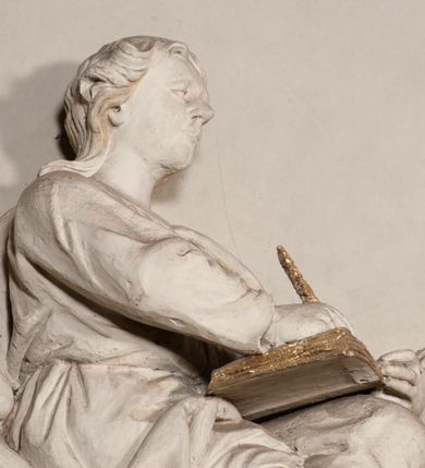 Zdjęcie nr 73: Kaplica pod wezwaniem Najświętszej Marii Panny i Wszystkich Świętych przylega do kościoła od południa, do pierwszego przęsła nawy, z którą komunikuje się za pomocą półkoliście zamkniętej arkady. Zbudowana została na planie kwadratu. Nakryto ją półsferyczną czaszą na pendentywach i zwieńczono latarnią. Wnętrze artykułowano za pomocą ślepej arkady z pilastrami i archiwoltami, ozdobionymi rzeźbioną dekoracją roślinną i kasetonami z rozetami w podłuczu. Ściany kaplicy zamyka wydatne belkowanie z fryzem i łacińską inskrypcją: &quot;DEVS MEVS ET OMNIA / DILEXI DOMINE DECOREM DOMVS / TUAE ET LOCUM HABITATIONIS GLORAE TUAE PSAL(MUS) XXV&quot;. Na czterech pendentywach umieszczono stiukowe kartusze, z czego dwa od strony wschodniej są są puste, a dwa od strony zachodniej wypełniają herby skwadrowane: Gryf, Kotwicz, Kotwicz, Zabawa i Jastrzębiec, Nowina, Gozdawa, Pobóg. Wnętrze doświetlają trzy takie same okulusy umieszczone na każdej ze ścian. Czwarty okulus w ścianie północnej jest zaślepiony. Glify okulusów dekorowane są kasetonami z rozetami. Ściany kaplicy oraz wnętrze kopuły i latarni pokrywa polichromia figuralna. Po arkadą na ścianie wschodniej zawieszono obraz Matki Boskiej z Dzieciątkiem w bogato rzeźbionej roślinno-kwiatowej ramie zwieńczonej godłem z dwiema skrzyżowanymi laskami marszałkowskimi. Pod obrazem znajduje się nagrobek dziecięcy Jana Czuryły (zm. 1560) w formie płaskorzeźbionej, prostokątnej płyty z wyobrażeniem zmarłego. Nad płytą zlokalizowano mniejszą z inskrypcją odnoszącą się do zmarłego. Z kolei wnętrze arkady z herbem Gryf w kluczu na ścianie południowej wypełnia trójosiowy nagrobek Branickich z półokrągłym zwieńczeniem. Natomiast w arkadzie zachodniej wyobrażono scenę Zdjęcia z krzyża w formie malowidła ściennego. Wyposażenie wnętrza dopełniają dwie drewniane ławy kościelne. Ściany zewnętrzne wspierają dwie niskie przypory widoczne w narożach kaplicy. Całość zakończona jest belkowaniem z fryzem zawierającym inskrypcję: &quot;AD LAVDEM DEI OPT(IMO) M(AXIMO) BEATEQUE GENITRICIS MARIAE VIRGINIS ET OMNIUM SANCTORU(M) HONOREM JOHANNES A RVSCZA BRANICZKI VENATOR CRACOVIEN(SIS) ET CAPITANEVS NIEPOLONICEN(SIS) - HANC CAPELLAM EX FVNDAMENTIS EREXIT ANNO D(OMI)NI 1596&quot;. Na ścianie południowej widnieje półokrągła blenda z malowanym przedstawieniem Matki Boskiej Częstochowskiej. Latarnię kaplicy wieńczy głowica z czterema maskami maszkaronów, na której wspiera się złocona kula z krzyżem.