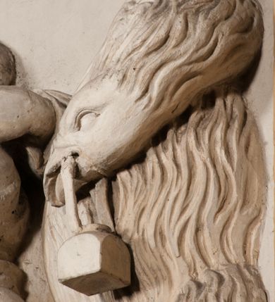 Zdjęcie nr 76: Kaplica pod wezwaniem Najświętszej Marii Panny i Wszystkich Świętych przylega do kościoła od południa, do pierwszego przęsła nawy, z którą komunikuje się za pomocą półkoliście zamkniętej arkady. Zbudowana została na planie kwadratu. Nakryto ją półsferyczną czaszą na pendentywach i zwieńczono latarnią. Wnętrze artykułowano za pomocą ślepej arkady z pilastrami i archiwoltami, ozdobionymi rzeźbioną dekoracją roślinną i kasetonami z rozetami w podłuczu. Ściany kaplicy zamyka wydatne belkowanie z fryzem i łacińską inskrypcją: &quot;DEVS MEVS ET OMNIA / DILEXI DOMINE DECOREM DOMVS / TUAE ET LOCUM HABITATIONIS GLORAE TUAE PSAL(MUS) XXV&quot;. Na czterech pendentywach umieszczono stiukowe kartusze, z czego dwa od strony wschodniej są są puste, a dwa od strony zachodniej wypełniają herby skwadrowane: Gryf, Kotwicz, Kotwicz, Zabawa i Jastrzębiec, Nowina, Gozdawa, Pobóg. Wnętrze doświetlają trzy takie same okulusy umieszczone na każdej ze ścian. Czwarty okulus w ścianie północnej jest zaślepiony. Glify okulusów dekorowane są kasetonami z rozetami. Ściany kaplicy oraz wnętrze kopuły i latarni pokrywa polichromia figuralna. Po arkadą na ścianie wschodniej zawieszono obraz Matki Boskiej z Dzieciątkiem w bogato rzeźbionej roślinno-kwiatowej ramie zwieńczonej godłem z dwiema skrzyżowanymi laskami marszałkowskimi. Pod obrazem znajduje się nagrobek dziecięcy Jana Czuryły (zm. 1560) w formie płaskorzeźbionej, prostokątnej płyty z wyobrażeniem zmarłego. Nad płytą zlokalizowano mniejszą z inskrypcją odnoszącą się do zmarłego. Z kolei wnętrze arkady z herbem Gryf w kluczu na ścianie południowej wypełnia trójosiowy nagrobek Branickich z półokrągłym zwieńczeniem. Natomiast w arkadzie zachodniej wyobrażono scenę Zdjęcia z krzyża w formie malowidła ściennego. Wyposażenie wnętrza dopełniają dwie drewniane ławy kościelne. Ściany zewnętrzne wspierają dwie niskie przypory widoczne w narożach kaplicy. Całość zakończona jest belkowaniem z fryzem zawierającym inskrypcję: &quot;AD LAVDEM DEI OPT(IMO) M(AXIMO) BEATEQUE GENITRICIS MARIAE VIRGINIS ET OMNIUM SANCTORU(M) HONOREM JOHANNES A RVSCZA BRANICZKI VENATOR CRACOVIEN(SIS) ET CAPITANEVS NIEPOLONICEN(SIS) - HANC CAPELLAM EX FVNDAMENTIS EREXIT ANNO D(OMI)NI 1596&quot;. Na ścianie południowej widnieje półokrągła blenda z malowanym przedstawieniem Matki Boskiej Częstochowskiej. Latarnię kaplicy wieńczy głowica z czterema maskami maszkaronów, na której wspiera się złocona kula z krzyżem.