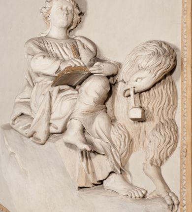 Zdjęcie nr 80: Kaplica pod wezwaniem Najświętszej Marii Panny i Wszystkich Świętych przylega do kościoła od południa, do pierwszego przęsła nawy, z którą komunikuje się za pomocą półkoliście zamkniętej arkady. Zbudowana została na planie kwadratu. Nakryto ją półsferyczną czaszą na pendentywach i zwieńczono latarnią. Wnętrze artykułowano za pomocą ślepej arkady z pilastrami i archiwoltami, ozdobionymi rzeźbioną dekoracją roślinną i kasetonami z rozetami w podłuczu. Ściany kaplicy zamyka wydatne belkowanie z fryzem i łacińską inskrypcją: "DEVS MEVS ET OMNIA / DILEXI DOMINE DECOREM DOMVS / TUAE ET LOCUM HABITATIONIS GLORAE TUAE PSAL(MUS) XXV". Na czterech pendentywach umieszczono stiukowe kartusze, z czego dwa od strony wschodniej są są puste, a dwa od strony zachodniej wypełniają herby skwadrowane: Gryf, Kotwicz, Kotwicz, Zabawa i Jastrzębiec, Nowina, Gozdawa, Pobóg. Wnętrze doświetlają trzy takie same okulusy umieszczone na każdej ze ścian. Czwarty okulus w ścianie północnej jest zaślepiony. Glify okulusów dekorowane są kasetonami z rozetami. Ściany kaplicy oraz wnętrze kopuły i latarni pokrywa polichromia figuralna. Po arkadą na ścianie wschodniej zawieszono obraz Matki Boskiej z Dzieciątkiem w bogato rzeźbionej roślinno-kwiatowej ramie zwieńczonej godłem z dwiema skrzyżowanymi laskami marszałkowskimi. Pod obrazem znajduje się nagrobek dziecięcy Jana Czuryły (zm. 1560) w formie płaskorzeźbionej, prostokątnej płyty z wyobrażeniem zmarłego. Nad płytą zlokalizowano mniejszą z inskrypcją odnoszącą się do zmarłego. Z kolei wnętrze arkady z herbem Gryf w kluczu na ścianie południowej wypełnia trójosiowy nagrobek Branickich z półokrągłym zwieńczeniem. Natomiast w arkadzie zachodniej wyobrażono scenę Zdjęcia z krzyża w formie malowidła ściennego. Wyposażenie wnętrza dopełniają dwie drewniane ławy kościelne. Ściany zewnętrzne wspierają dwie niskie przypory widoczne w narożach kaplicy. Całość zakończona jest belkowaniem z fryzem zawierającym inskrypcję: "AD LAVDEM DEI OPT(IMO) M(AXIMO) BEATEQUE GENITRICIS MARIAE VIRGINIS ET OMNIUM SANCTORU(M) HONOREM JOHANNES A RVSCZA BRANICZKI VENATOR CRACOVIEN(SIS) ET CAPITANEVS NIEPOLONICEN(SIS) - HANC CAPELLAM EX FVNDAMENTIS EREXIT ANNO D(OMI)NI 1596". Na ścianie południowej widnieje półokrągła blenda z malowanym przedstawieniem Matki Boskiej Częstochowskiej. Latarnię kaplicy wieńczy głowica z czterema maskami maszkaronów, na której wspiera się złocona kula z krzyżem.