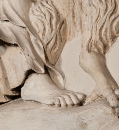 Zdjęcie nr 78: Kaplica pod wezwaniem Najświętszej Marii Panny i Wszystkich Świętych przylega do kościoła od południa, do pierwszego przęsła nawy, z którą komunikuje się za pomocą półkoliście zamkniętej arkady. Zbudowana została na planie kwadratu. Nakryto ją półsferyczną czaszą na pendentywach i zwieńczono latarnią. Wnętrze artykułowano za pomocą ślepej arkady z pilastrami i archiwoltami, ozdobionymi rzeźbioną dekoracją roślinną i kasetonami z rozetami w podłuczu. Ściany kaplicy zamyka wydatne belkowanie z fryzem i łacińską inskrypcją: &quot;DEVS MEVS ET OMNIA / DILEXI DOMINE DECOREM DOMVS / TUAE ET LOCUM HABITATIONIS GLORAE TUAE PSAL(MUS) XXV&quot;. Na czterech pendentywach umieszczono stiukowe kartusze, z czego dwa od strony wschodniej są są puste, a dwa od strony zachodniej wypełniają herby skwadrowane: Gryf, Kotwicz, Kotwicz, Zabawa i Jastrzębiec, Nowina, Gozdawa, Pobóg. Wnętrze doświetlają trzy takie same okulusy umieszczone na każdej ze ścian. Czwarty okulus w ścianie północnej jest zaślepiony. Glify okulusów dekorowane są kasetonami z rozetami. Ściany kaplicy oraz wnętrze kopuły i latarni pokrywa polichromia figuralna. Po arkadą na ścianie wschodniej zawieszono obraz Matki Boskiej z Dzieciątkiem w bogato rzeźbionej roślinno-kwiatowej ramie zwieńczonej godłem z dwiema skrzyżowanymi laskami marszałkowskimi. Pod obrazem znajduje się nagrobek dziecięcy Jana Czuryły (zm. 1560) w formie płaskorzeźbionej, prostokątnej płyty z wyobrażeniem zmarłego. Nad płytą zlokalizowano mniejszą z inskrypcją odnoszącą się do zmarłego. Z kolei wnętrze arkady z herbem Gryf w kluczu na ścianie południowej wypełnia trójosiowy nagrobek Branickich z półokrągłym zwieńczeniem. Natomiast w arkadzie zachodniej wyobrażono scenę Zdjęcia z krzyża w formie malowidła ściennego. Wyposażenie wnętrza dopełniają dwie drewniane ławy kościelne. Ściany zewnętrzne wspierają dwie niskie przypory widoczne w narożach kaplicy. Całość zakończona jest belkowaniem z fryzem zawierającym inskrypcję: &quot;AD LAVDEM DEI OPT(IMO) M(AXIMO) BEATEQUE GENITRICIS MARIAE VIRGINIS ET OMNIUM SANCTORU(M) HONOREM JOHANNES A RVSCZA BRANICZKI VENATOR CRACOVIEN(SIS) ET CAPITANEVS NIEPOLONICEN(SIS) - HANC CAPELLAM EX FVNDAMENTIS EREXIT ANNO D(OMI)NI 1596&quot;. Na ścianie południowej widnieje półokrągła blenda z malowanym przedstawieniem Matki Boskiej Częstochowskiej. Latarnię kaplicy wieńczy głowica z czterema maskami maszkaronów, na której wspiera się złocona kula z krzyżem.