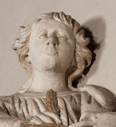 Zdjęcie nr 77: Kaplica pod wezwaniem Najświętszej Marii Panny i Wszystkich Świętych przylega do kościoła od południa, do pierwszego przęsła nawy, z którą komunikuje się za pomocą półkoliście zamkniętej arkady. Zbudowana została na planie kwadratu. Nakryto ją półsferyczną czaszą na pendentywach i zwieńczono latarnią. Wnętrze artykułowano za pomocą ślepej arkady z pilastrami i archiwoltami, ozdobionymi rzeźbioną dekoracją roślinną i kasetonami z rozetami w podłuczu. Ściany kaplicy zamyka wydatne belkowanie z fryzem i łacińską inskrypcją: "DEVS MEVS ET OMNIA / DILEXI DOMINE DECOREM DOMVS / TUAE ET LOCUM HABITATIONIS GLORAE TUAE PSAL(MUS) XXV". Na czterech pendentywach umieszczono stiukowe kartusze, z czego dwa od strony wschodniej są są puste, a dwa od strony zachodniej wypełniają herby skwadrowane: Gryf, Kotwicz, Kotwicz, Zabawa i Jastrzębiec, Nowina, Gozdawa, Pobóg. Wnętrze doświetlają trzy takie same okulusy umieszczone na każdej ze ścian. Czwarty okulus w ścianie północnej jest zaślepiony. Glify okulusów dekorowane są kasetonami z rozetami. Ściany kaplicy oraz wnętrze kopuły i latarni pokrywa polichromia figuralna. Po arkadą na ścianie wschodniej zawieszono obraz Matki Boskiej z Dzieciątkiem w bogato rzeźbionej roślinno-kwiatowej ramie zwieńczonej godłem z dwiema skrzyżowanymi laskami marszałkowskimi. Pod obrazem znajduje się nagrobek dziecięcy Jana Czuryły (zm. 1560) w formie płaskorzeźbionej, prostokątnej płyty z wyobrażeniem zmarłego. Nad płytą zlokalizowano mniejszą z inskrypcją odnoszącą się do zmarłego. Z kolei wnętrze arkady z herbem Gryf w kluczu na ścianie południowej wypełnia trójosiowy nagrobek Branickich z półokrągłym zwieńczeniem. Natomiast w arkadzie zachodniej wyobrażono scenę Zdjęcia z krzyża w formie malowidła ściennego. Wyposażenie wnętrza dopełniają dwie drewniane ławy kościelne. Ściany zewnętrzne wspierają dwie niskie przypory widoczne w narożach kaplicy. Całość zakończona jest belkowaniem z fryzem zawierającym inskrypcję: "AD LAVDEM DEI OPT(IMO) M(AXIMO) BEATEQUE GENITRICIS MARIAE VIRGINIS ET OMNIUM SANCTORU(M) HONOREM JOHANNES A RVSCZA BRANICZKI VENATOR CRACOVIEN(SIS) ET CAPITANEVS NIEPOLONICEN(SIS) - HANC CAPELLAM EX FVNDAMENTIS EREXIT ANNO D(OMI)NI 1596". Na ścianie południowej widnieje półokrągła blenda z malowanym przedstawieniem Matki Boskiej Częstochowskiej. Latarnię kaplicy wieńczy głowica z czterema maskami maszkaronów, na której wspiera się złocona kula z krzyżem.