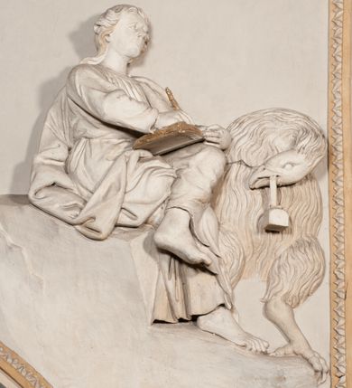 Zdjęcie nr 81: Kaplica pod wezwaniem Najświętszej Marii Panny i Wszystkich Świętych przylega do kościoła od południa, do pierwszego przęsła nawy, z którą komunikuje się za pomocą półkoliście zamkniętej arkady. Zbudowana została na planie kwadratu. Nakryto ją półsferyczną czaszą na pendentywach i zwieńczono latarnią. Wnętrze artykułowano za pomocą ślepej arkady z pilastrami i archiwoltami, ozdobionymi rzeźbioną dekoracją roślinną i kasetonami z rozetami w podłuczu. Ściany kaplicy zamyka wydatne belkowanie z fryzem i łacińską inskrypcją: "DEVS MEVS ET OMNIA / DILEXI DOMINE DECOREM DOMVS / TUAE ET LOCUM HABITATIONIS GLORAE TUAE PSAL(MUS) XXV". Na czterech pendentywach umieszczono stiukowe kartusze, z czego dwa od strony wschodniej są są puste, a dwa od strony zachodniej wypełniają herby skwadrowane: Gryf, Kotwicz, Kotwicz, Zabawa i Jastrzębiec, Nowina, Gozdawa, Pobóg. Wnętrze doświetlają trzy takie same okulusy umieszczone na każdej ze ścian. Czwarty okulus w ścianie północnej jest zaślepiony. Glify okulusów dekorowane są kasetonami z rozetami. Ściany kaplicy oraz wnętrze kopuły i latarni pokrywa polichromia figuralna. Po arkadą na ścianie wschodniej zawieszono obraz Matki Boskiej z Dzieciątkiem w bogato rzeźbionej roślinno-kwiatowej ramie zwieńczonej godłem z dwiema skrzyżowanymi laskami marszałkowskimi. Pod obrazem znajduje się nagrobek dziecięcy Jana Czuryły (zm. 1560) w formie płaskorzeźbionej, prostokątnej płyty z wyobrażeniem zmarłego. Nad płytą zlokalizowano mniejszą z inskrypcją odnoszącą się do zmarłego. Z kolei wnętrze arkady z herbem Gryf w kluczu na ścianie południowej wypełnia trójosiowy nagrobek Branickich z półokrągłym zwieńczeniem. Natomiast w arkadzie zachodniej wyobrażono scenę Zdjęcia z krzyża w formie malowidła ściennego. Wyposażenie wnętrza dopełniają dwie drewniane ławy kościelne. Ściany zewnętrzne wspierają dwie niskie przypory widoczne w narożach kaplicy. Całość zakończona jest belkowaniem z fryzem zawierającym inskrypcję: "AD LAVDEM DEI OPT(IMO) M(AXIMO) BEATEQUE GENITRICIS MARIAE VIRGINIS ET OMNIUM SANCTORU(M) HONOREM JOHANNES A RVSCZA BRANICZKI VENATOR CRACOVIEN(SIS) ET CAPITANEVS NIEPOLONICEN(SIS) - HANC CAPELLAM EX FVNDAMENTIS EREXIT ANNO D(OMI)NI 1596". Na ścianie południowej widnieje półokrągła blenda z malowanym przedstawieniem Matki Boskiej Częstochowskiej. Latarnię kaplicy wieńczy głowica z czterema maskami maszkaronów, na której wspiera się złocona kula z krzyżem.