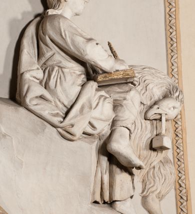 Zdjęcie nr 83: Kaplica pod wezwaniem Najświętszej Marii Panny i Wszystkich Świętych przylega do kościoła od południa, do pierwszego przęsła nawy, z którą komunikuje się za pomocą półkoliście zamkniętej arkady. Zbudowana została na planie kwadratu. Nakryto ją półsferyczną czaszą na pendentywach i zwieńczono latarnią. Wnętrze artykułowano za pomocą ślepej arkady z pilastrami i archiwoltami, ozdobionymi rzeźbioną dekoracją roślinną i kasetonami z rozetami w podłuczu. Ściany kaplicy zamyka wydatne belkowanie z fryzem i łacińską inskrypcją: &quot;DEVS MEVS ET OMNIA / DILEXI DOMINE DECOREM DOMVS / TUAE ET LOCUM HABITATIONIS GLORAE TUAE PSAL(MUS) XXV&quot;. Na czterech pendentywach umieszczono stiukowe kartusze, z czego dwa od strony wschodniej są są puste, a dwa od strony zachodniej wypełniają herby skwadrowane: Gryf, Kotwicz, Kotwicz, Zabawa i Jastrzębiec, Nowina, Gozdawa, Pobóg. Wnętrze doświetlają trzy takie same okulusy umieszczone na każdej ze ścian. Czwarty okulus w ścianie północnej jest zaślepiony. Glify okulusów dekorowane są kasetonami z rozetami. Ściany kaplicy oraz wnętrze kopuły i latarni pokrywa polichromia figuralna. Po arkadą na ścianie wschodniej zawieszono obraz Matki Boskiej z Dzieciątkiem w bogato rzeźbionej roślinno-kwiatowej ramie zwieńczonej godłem z dwiema skrzyżowanymi laskami marszałkowskimi. Pod obrazem znajduje się nagrobek dziecięcy Jana Czuryły (zm. 1560) w formie płaskorzeźbionej, prostokątnej płyty z wyobrażeniem zmarłego. Nad płytą zlokalizowano mniejszą z inskrypcją odnoszącą się do zmarłego. Z kolei wnętrze arkady z herbem Gryf w kluczu na ścianie południowej wypełnia trójosiowy nagrobek Branickich z półokrągłym zwieńczeniem. Natomiast w arkadzie zachodniej wyobrażono scenę Zdjęcia z krzyża w formie malowidła ściennego. Wyposażenie wnętrza dopełniają dwie drewniane ławy kościelne. Ściany zewnętrzne wspierają dwie niskie przypory widoczne w narożach kaplicy. Całość zakończona jest belkowaniem z fryzem zawierającym inskrypcję: &quot;AD LAVDEM DEI OPT(IMO) M(AXIMO) BEATEQUE GENITRICIS MARIAE VIRGINIS ET OMNIUM SANCTORU(M) HONOREM JOHANNES A RVSCZA BRANICZKI VENATOR CRACOVIEN(SIS) ET CAPITANEVS NIEPOLONICEN(SIS) - HANC CAPELLAM EX FVNDAMENTIS EREXIT ANNO D(OMI)NI 1596&quot;. Na ścianie południowej widnieje półokrągła blenda z malowanym przedstawieniem Matki Boskiej Częstochowskiej. Latarnię kaplicy wieńczy głowica z czterema maskami maszkaronów, na której wspiera się złocona kula z krzyżem.