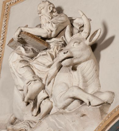 Zdjęcie nr 84: Kaplica pod wezwaniem Najświętszej Marii Panny i Wszystkich Świętych przylega do kościoła od południa, do pierwszego przęsła nawy, z którą komunikuje się za pomocą półkoliście zamkniętej arkady. Zbudowana została na planie kwadratu. Nakryto ją półsferyczną czaszą na pendentywach i zwieńczono latarnią. Wnętrze artykułowano za pomocą ślepej arkady z pilastrami i archiwoltami, ozdobionymi rzeźbioną dekoracją roślinną i kasetonami z rozetami w podłuczu. Ściany kaplicy zamyka wydatne belkowanie z fryzem i łacińską inskrypcją: &quot;DEVS MEVS ET OMNIA / DILEXI DOMINE DECOREM DOMVS / TUAE ET LOCUM HABITATIONIS GLORAE TUAE PSAL(MUS) XXV&quot;. Na czterech pendentywach umieszczono stiukowe kartusze, z czego dwa od strony wschodniej są są puste, a dwa od strony zachodniej wypełniają herby skwadrowane: Gryf, Kotwicz, Kotwicz, Zabawa i Jastrzębiec, Nowina, Gozdawa, Pobóg. Wnętrze doświetlają trzy takie same okulusy umieszczone na każdej ze ścian. Czwarty okulus w ścianie północnej jest zaślepiony. Glify okulusów dekorowane są kasetonami z rozetami. Ściany kaplicy oraz wnętrze kopuły i latarni pokrywa polichromia figuralna. Po arkadą na ścianie wschodniej zawieszono obraz Matki Boskiej z Dzieciątkiem w bogato rzeźbionej roślinno-kwiatowej ramie zwieńczonej godłem z dwiema skrzyżowanymi laskami marszałkowskimi. Pod obrazem znajduje się nagrobek dziecięcy Jana Czuryły (zm. 1560) w formie płaskorzeźbionej, prostokątnej płyty z wyobrażeniem zmarłego. Nad płytą zlokalizowano mniejszą z inskrypcją odnoszącą się do zmarłego. Z kolei wnętrze arkady z herbem Gryf w kluczu na ścianie południowej wypełnia trójosiowy nagrobek Branickich z półokrągłym zwieńczeniem. Natomiast w arkadzie zachodniej wyobrażono scenę Zdjęcia z krzyża w formie malowidła ściennego. Wyposażenie wnętrza dopełniają dwie drewniane ławy kościelne. Ściany zewnętrzne wspierają dwie niskie przypory widoczne w narożach kaplicy. Całość zakończona jest belkowaniem z fryzem zawierającym inskrypcję: &quot;AD LAVDEM DEI OPT(IMO) M(AXIMO) BEATEQUE GENITRICIS MARIAE VIRGINIS ET OMNIUM SANCTORU(M) HONOREM JOHANNES A RVSCZA BRANICZKI VENATOR CRACOVIEN(SIS) ET CAPITANEVS NIEPOLONICEN(SIS) - HANC CAPELLAM EX FVNDAMENTIS EREXIT ANNO D(OMI)NI 1596&quot;. Na ścianie południowej widnieje półokrągła blenda z malowanym przedstawieniem Matki Boskiej Częstochowskiej. Latarnię kaplicy wieńczy głowica z czterema maskami maszkaronów, na której wspiera się złocona kula z krzyżem.