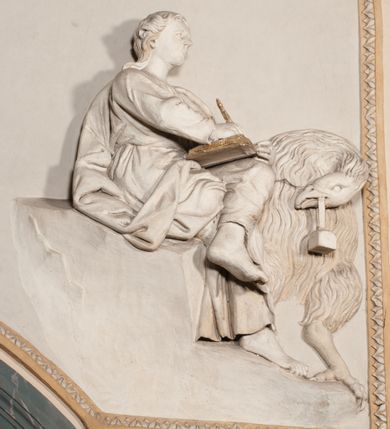 Zdjęcie nr 82: Kaplica pod wezwaniem Najświętszej Marii Panny i Wszystkich Świętych przylega do kościoła od południa, do pierwszego przęsła nawy, z którą komunikuje się za pomocą półkoliście zamkniętej arkady. Zbudowana została na planie kwadratu. Nakryto ją półsferyczną czaszą na pendentywach i zwieńczono latarnią. Wnętrze artykułowano za pomocą ślepej arkady z pilastrami i archiwoltami, ozdobionymi rzeźbioną dekoracją roślinną i kasetonami z rozetami w podłuczu. Ściany kaplicy zamyka wydatne belkowanie z fryzem i łacińską inskrypcją: "DEVS MEVS ET OMNIA / DILEXI DOMINE DECOREM DOMVS / TUAE ET LOCUM HABITATIONIS GLORAE TUAE PSAL(MUS) XXV". Na czterech pendentywach umieszczono stiukowe kartusze, z czego dwa od strony wschodniej są są puste, a dwa od strony zachodniej wypełniają herby skwadrowane: Gryf, Kotwicz, Kotwicz, Zabawa i Jastrzębiec, Nowina, Gozdawa, Pobóg. Wnętrze doświetlają trzy takie same okulusy umieszczone na każdej ze ścian. Czwarty okulus w ścianie północnej jest zaślepiony. Glify okulusów dekorowane są kasetonami z rozetami. Ściany kaplicy oraz wnętrze kopuły i latarni pokrywa polichromia figuralna. Po arkadą na ścianie wschodniej zawieszono obraz Matki Boskiej z Dzieciątkiem w bogato rzeźbionej roślinno-kwiatowej ramie zwieńczonej godłem z dwiema skrzyżowanymi laskami marszałkowskimi. Pod obrazem znajduje się nagrobek dziecięcy Jana Czuryły (zm. 1560) w formie płaskorzeźbionej, prostokątnej płyty z wyobrażeniem zmarłego. Nad płytą zlokalizowano mniejszą z inskrypcją odnoszącą się do zmarłego. Z kolei wnętrze arkady z herbem Gryf w kluczu na ścianie południowej wypełnia trójosiowy nagrobek Branickich z półokrągłym zwieńczeniem. Natomiast w arkadzie zachodniej wyobrażono scenę Zdjęcia z krzyża w formie malowidła ściennego. Wyposażenie wnętrza dopełniają dwie drewniane ławy kościelne. Ściany zewnętrzne wspierają dwie niskie przypory widoczne w narożach kaplicy. Całość zakończona jest belkowaniem z fryzem zawierającym inskrypcję: "AD LAVDEM DEI OPT(IMO) M(AXIMO) BEATEQUE GENITRICIS MARIAE VIRGINIS ET OMNIUM SANCTORU(M) HONOREM JOHANNES A RVSCZA BRANICZKI VENATOR CRACOVIEN(SIS) ET CAPITANEVS NIEPOLONICEN(SIS) - HANC CAPELLAM EX FVNDAMENTIS EREXIT ANNO D(OMI)NI 1596". Na ścianie południowej widnieje półokrągła blenda z malowanym przedstawieniem Matki Boskiej Częstochowskiej. Latarnię kaplicy wieńczy głowica z czterema maskami maszkaronów, na której wspiera się złocona kula z krzyżem.