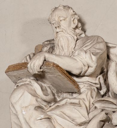 Zdjęcie nr 85: Kaplica pod wezwaniem Najświętszej Marii Panny i Wszystkich Świętych przylega do kościoła od południa, do pierwszego przęsła nawy, z którą komunikuje się za pomocą półkoliście zamkniętej arkady. Zbudowana została na planie kwadratu. Nakryto ją półsferyczną czaszą na pendentywach i zwieńczono latarnią. Wnętrze artykułowano za pomocą ślepej arkady z pilastrami i archiwoltami, ozdobionymi rzeźbioną dekoracją roślinną i kasetonami z rozetami w podłuczu. Ściany kaplicy zamyka wydatne belkowanie z fryzem i łacińską inskrypcją: "DEVS MEVS ET OMNIA / DILEXI DOMINE DECOREM DOMVS / TUAE ET LOCUM HABITATIONIS GLORAE TUAE PSAL(MUS) XXV". Na czterech pendentywach umieszczono stiukowe kartusze, z czego dwa od strony wschodniej są są puste, a dwa od strony zachodniej wypełniają herby skwadrowane: Gryf, Kotwicz, Kotwicz, Zabawa i Jastrzębiec, Nowina, Gozdawa, Pobóg. Wnętrze doświetlają trzy takie same okulusy umieszczone na każdej ze ścian. Czwarty okulus w ścianie północnej jest zaślepiony. Glify okulusów dekorowane są kasetonami z rozetami. Ściany kaplicy oraz wnętrze kopuły i latarni pokrywa polichromia figuralna. Po arkadą na ścianie wschodniej zawieszono obraz Matki Boskiej z Dzieciątkiem w bogato rzeźbionej roślinno-kwiatowej ramie zwieńczonej godłem z dwiema skrzyżowanymi laskami marszałkowskimi. Pod obrazem znajduje się nagrobek dziecięcy Jana Czuryły (zm. 1560) w formie płaskorzeźbionej, prostokątnej płyty z wyobrażeniem zmarłego. Nad płytą zlokalizowano mniejszą z inskrypcją odnoszącą się do zmarłego. Z kolei wnętrze arkady z herbem Gryf w kluczu na ścianie południowej wypełnia trójosiowy nagrobek Branickich z półokrągłym zwieńczeniem. Natomiast w arkadzie zachodniej wyobrażono scenę Zdjęcia z krzyża w formie malowidła ściennego. Wyposażenie wnętrza dopełniają dwie drewniane ławy kościelne. Ściany zewnętrzne wspierają dwie niskie przypory widoczne w narożach kaplicy. Całość zakończona jest belkowaniem z fryzem zawierającym inskrypcję: "AD LAVDEM DEI OPT(IMO) M(AXIMO) BEATEQUE GENITRICIS MARIAE VIRGINIS ET OMNIUM SANCTORU(M) HONOREM JOHANNES A RVSCZA BRANICZKI VENATOR CRACOVIEN(SIS) ET CAPITANEVS NIEPOLONICEN(SIS) - HANC CAPELLAM EX FVNDAMENTIS EREXIT ANNO D(OMI)NI 1596". Na ścianie południowej widnieje półokrągła blenda z malowanym przedstawieniem Matki Boskiej Częstochowskiej. Latarnię kaplicy wieńczy głowica z czterema maskami maszkaronów, na której wspiera się złocona kula z krzyżem.