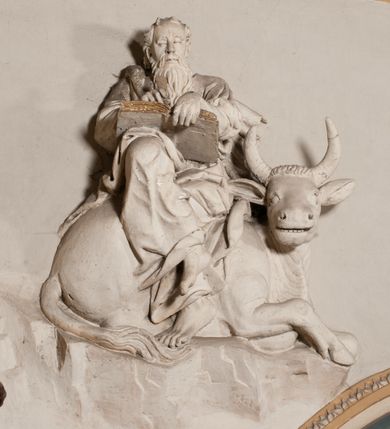 Zdjęcie nr 86: Kaplica pod wezwaniem Najświętszej Marii Panny i Wszystkich Świętych przylega do kościoła od południa, do pierwszego przęsła nawy, z którą komunikuje się za pomocą półkoliście zamkniętej arkady. Zbudowana została na planie kwadratu. Nakryto ją półsferyczną czaszą na pendentywach i zwieńczono latarnią. Wnętrze artykułowano za pomocą ślepej arkady z pilastrami i archiwoltami, ozdobionymi rzeźbioną dekoracją roślinną i kasetonami z rozetami w podłuczu. Ściany kaplicy zamyka wydatne belkowanie z fryzem i łacińską inskrypcją: "DEVS MEVS ET OMNIA / DILEXI DOMINE DECOREM DOMVS / TUAE ET LOCUM HABITATIONIS GLORAE TUAE PSAL(MUS) XXV". Na czterech pendentywach umieszczono stiukowe kartusze, z czego dwa od strony wschodniej są są puste, a dwa od strony zachodniej wypełniają herby skwadrowane: Gryf, Kotwicz, Kotwicz, Zabawa i Jastrzębiec, Nowina, Gozdawa, Pobóg. Wnętrze doświetlają trzy takie same okulusy umieszczone na każdej ze ścian. Czwarty okulus w ścianie północnej jest zaślepiony. Glify okulusów dekorowane są kasetonami z rozetami. Ściany kaplicy oraz wnętrze kopuły i latarni pokrywa polichromia figuralna. Po arkadą na ścianie wschodniej zawieszono obraz Matki Boskiej z Dzieciątkiem w bogato rzeźbionej roślinno-kwiatowej ramie zwieńczonej godłem z dwiema skrzyżowanymi laskami marszałkowskimi. Pod obrazem znajduje się nagrobek dziecięcy Jana Czuryły (zm. 1560) w formie płaskorzeźbionej, prostokątnej płyty z wyobrażeniem zmarłego. Nad płytą zlokalizowano mniejszą z inskrypcją odnoszącą się do zmarłego. Z kolei wnętrze arkady z herbem Gryf w kluczu na ścianie południowej wypełnia trójosiowy nagrobek Branickich z półokrągłym zwieńczeniem. Natomiast w arkadzie zachodniej wyobrażono scenę Zdjęcia z krzyża w formie malowidła ściennego. Wyposażenie wnętrza dopełniają dwie drewniane ławy kościelne. Ściany zewnętrzne wspierają dwie niskie przypory widoczne w narożach kaplicy. Całość zakończona jest belkowaniem z fryzem zawierającym inskrypcję: "AD LAVDEM DEI OPT(IMO) M(AXIMO) BEATEQUE GENITRICIS MARIAE VIRGINIS ET OMNIUM SANCTORU(M) HONOREM JOHANNES A RVSCZA BRANICZKI VENATOR CRACOVIEN(SIS) ET CAPITANEVS NIEPOLONICEN(SIS) - HANC CAPELLAM EX FVNDAMENTIS EREXIT ANNO D(OMI)NI 1596". Na ścianie południowej widnieje półokrągła blenda z malowanym przedstawieniem Matki Boskiej Częstochowskiej. Latarnię kaplicy wieńczy głowica z czterema maskami maszkaronów, na której wspiera się złocona kula z krzyżem.