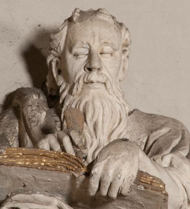 Zdjęcie nr 88: Kaplica pod wezwaniem Najświętszej Marii Panny i Wszystkich Świętych przylega do kościoła od południa, do pierwszego przęsła nawy, z którą komunikuje się za pomocą półkoliście zamkniętej arkady. Zbudowana została na planie kwadratu. Nakryto ją półsferyczną czaszą na pendentywach i zwieńczono latarnią. Wnętrze artykułowano za pomocą ślepej arkady z pilastrami i archiwoltami, ozdobionymi rzeźbioną dekoracją roślinną i kasetonami z rozetami w podłuczu. Ściany kaplicy zamyka wydatne belkowanie z fryzem i łacińską inskrypcją: "DEVS MEVS ET OMNIA / DILEXI DOMINE DECOREM DOMVS / TUAE ET LOCUM HABITATIONIS GLORAE TUAE PSAL(MUS) XXV". Na czterech pendentywach umieszczono stiukowe kartusze, z czego dwa od strony wschodniej są są puste, a dwa od strony zachodniej wypełniają herby skwadrowane: Gryf, Kotwicz, Kotwicz, Zabawa i Jastrzębiec, Nowina, Gozdawa, Pobóg. Wnętrze doświetlają trzy takie same okulusy umieszczone na każdej ze ścian. Czwarty okulus w ścianie północnej jest zaślepiony. Glify okulusów dekorowane są kasetonami z rozetami. Ściany kaplicy oraz wnętrze kopuły i latarni pokrywa polichromia figuralna. Po arkadą na ścianie wschodniej zawieszono obraz Matki Boskiej z Dzieciątkiem w bogato rzeźbionej roślinno-kwiatowej ramie zwieńczonej godłem z dwiema skrzyżowanymi laskami marszałkowskimi. Pod obrazem znajduje się nagrobek dziecięcy Jana Czuryły (zm. 1560) w formie płaskorzeźbionej, prostokątnej płyty z wyobrażeniem zmarłego. Nad płytą zlokalizowano mniejszą z inskrypcją odnoszącą się do zmarłego. Z kolei wnętrze arkady z herbem Gryf w kluczu na ścianie południowej wypełnia trójosiowy nagrobek Branickich z półokrągłym zwieńczeniem. Natomiast w arkadzie zachodniej wyobrażono scenę Zdjęcia z krzyża w formie malowidła ściennego. Wyposażenie wnętrza dopełniają dwie drewniane ławy kościelne. Ściany zewnętrzne wspierają dwie niskie przypory widoczne w narożach kaplicy. Całość zakończona jest belkowaniem z fryzem zawierającym inskrypcję: "AD LAVDEM DEI OPT(IMO) M(AXIMO) BEATEQUE GENITRICIS MARIAE VIRGINIS ET OMNIUM SANCTORU(M) HONOREM JOHANNES A RVSCZA BRANICZKI VENATOR CRACOVIEN(SIS) ET CAPITANEVS NIEPOLONICEN(SIS) - HANC CAPELLAM EX FVNDAMENTIS EREXIT ANNO D(OMI)NI 1596". Na ścianie południowej widnieje półokrągła blenda z malowanym przedstawieniem Matki Boskiej Częstochowskiej. Latarnię kaplicy wieńczy głowica z czterema maskami maszkaronów, na której wspiera się złocona kula z krzyżem.